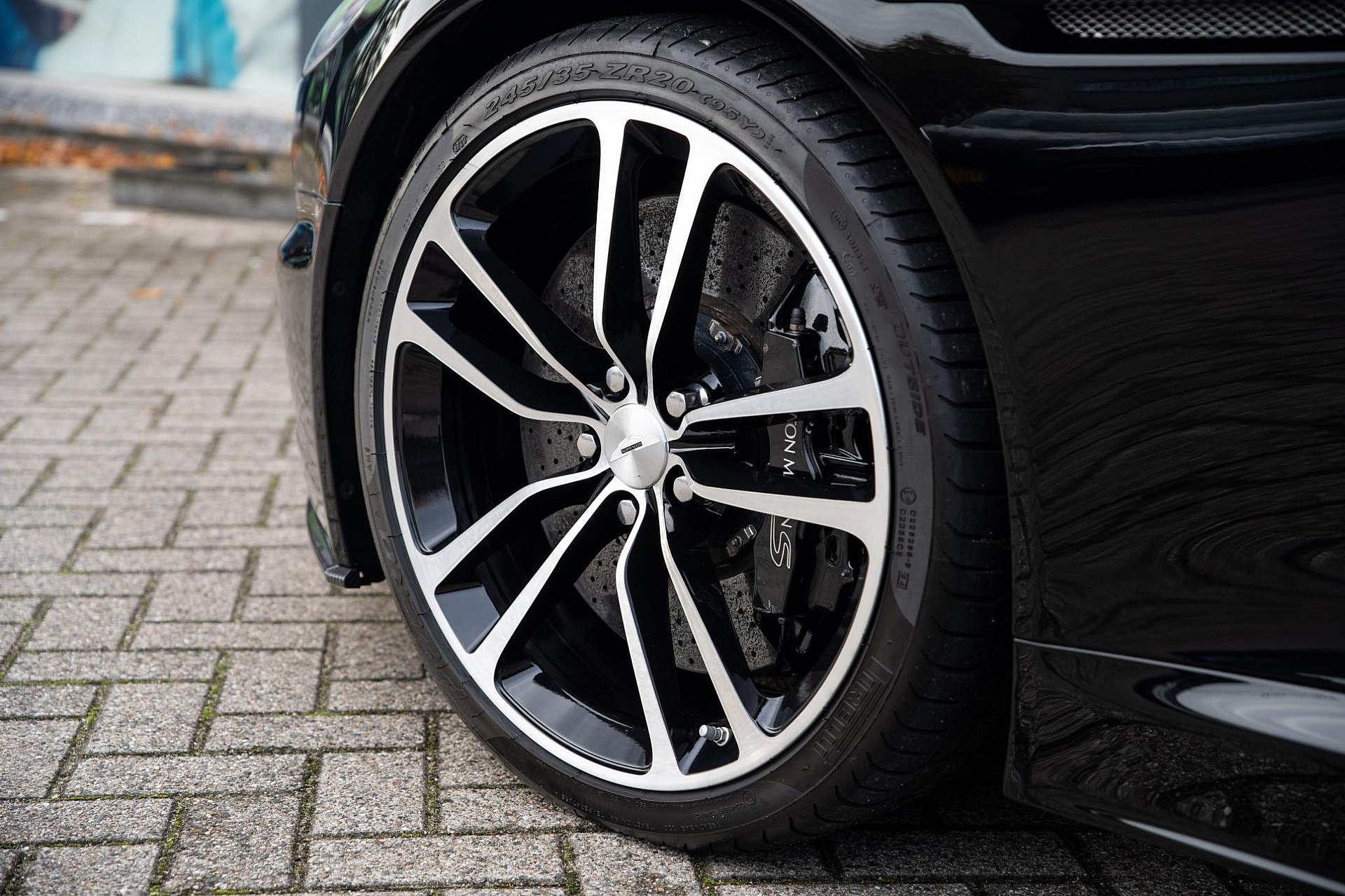 Aston Martin DBS 