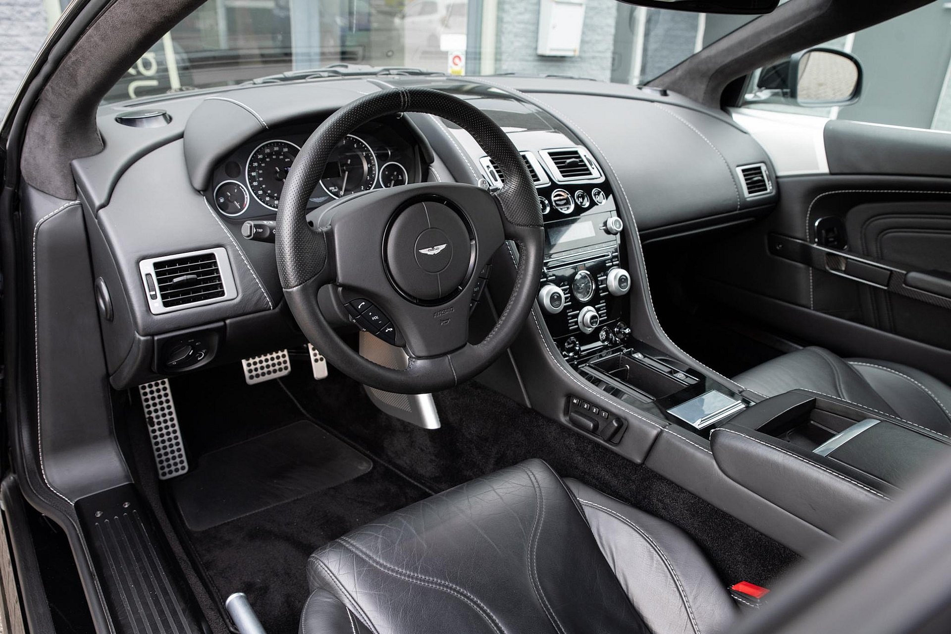 Aston Martin DBS 