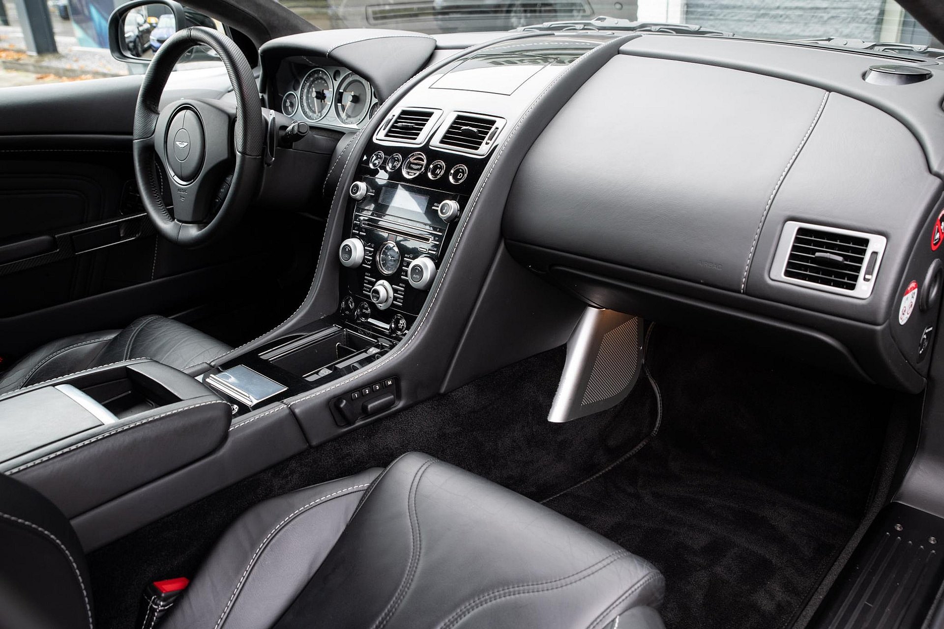 Aston Martin DBS 