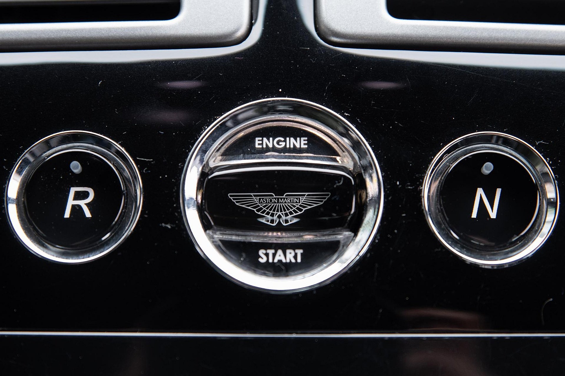 Aston Martin DBS 