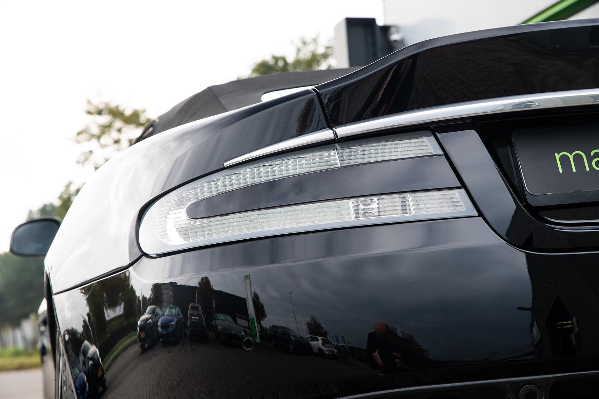 Aston Martin DBS 