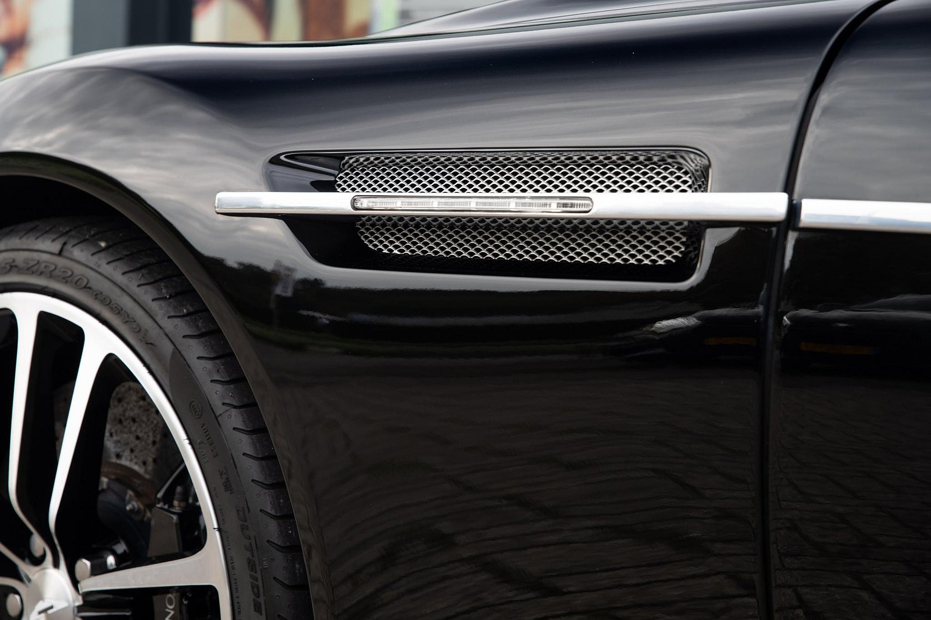 Aston Martin DBS 