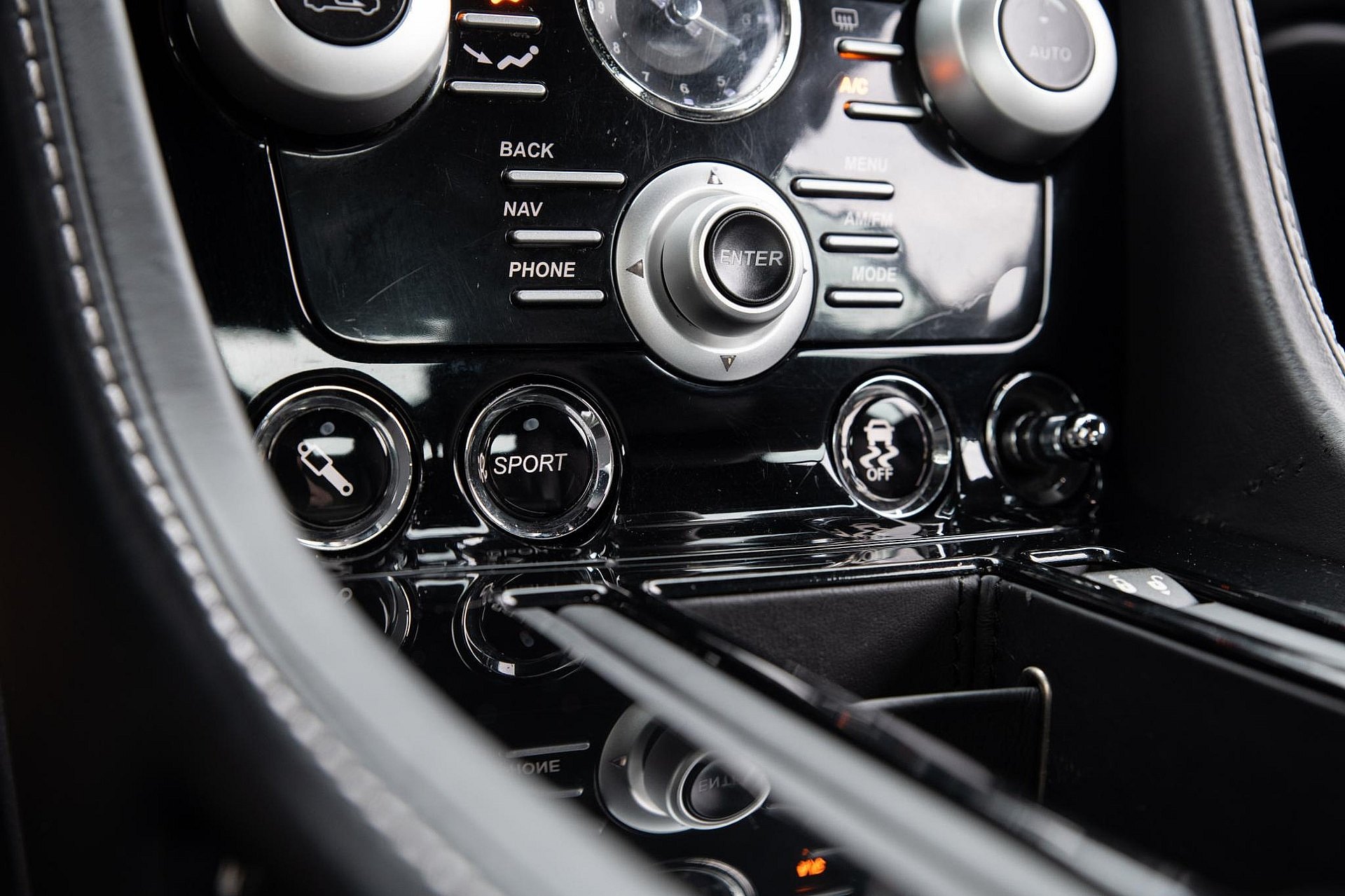 Aston Martin DBS 