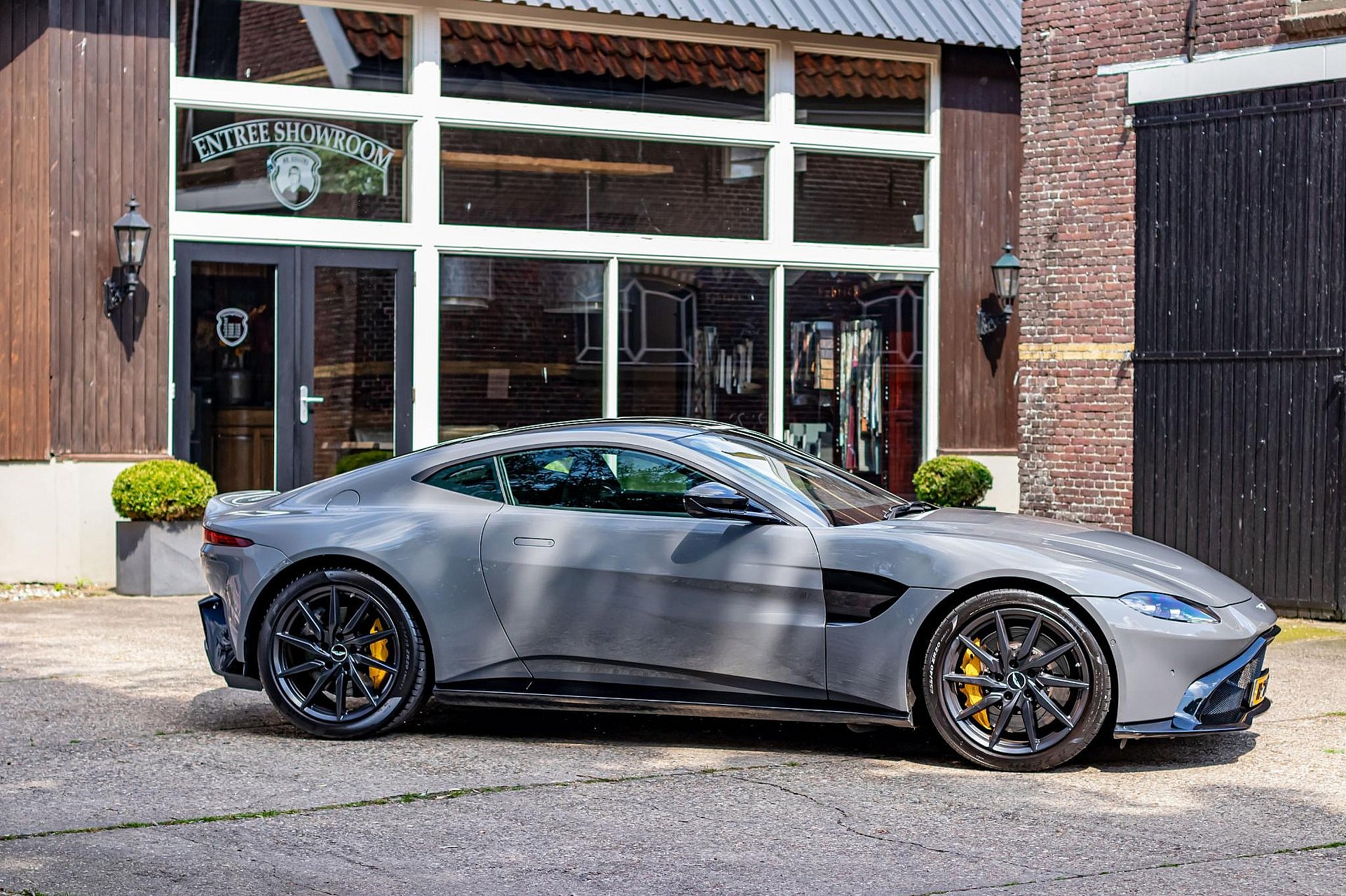 Aston Martin Vantage 