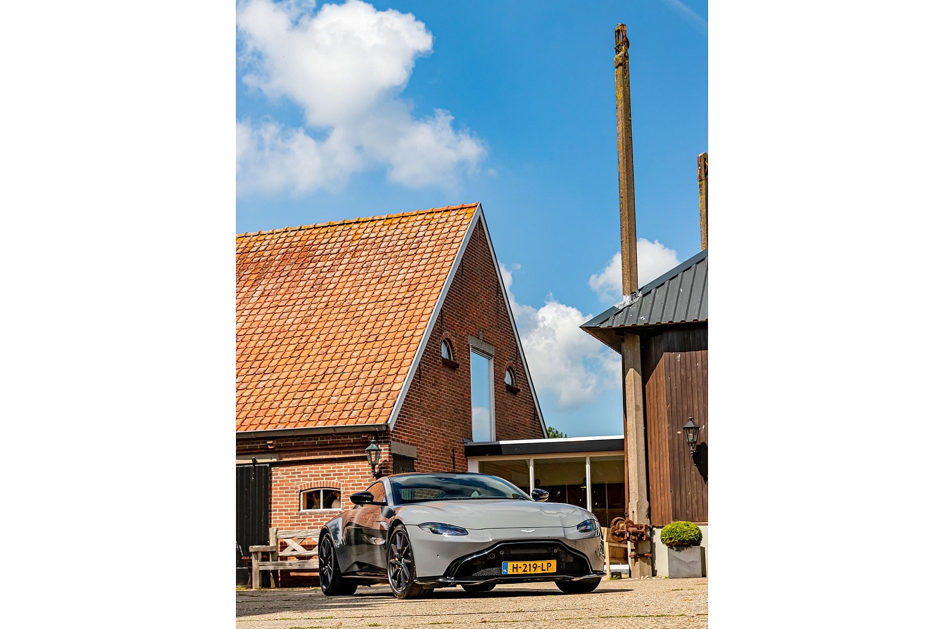 Aston Martin Vantage 