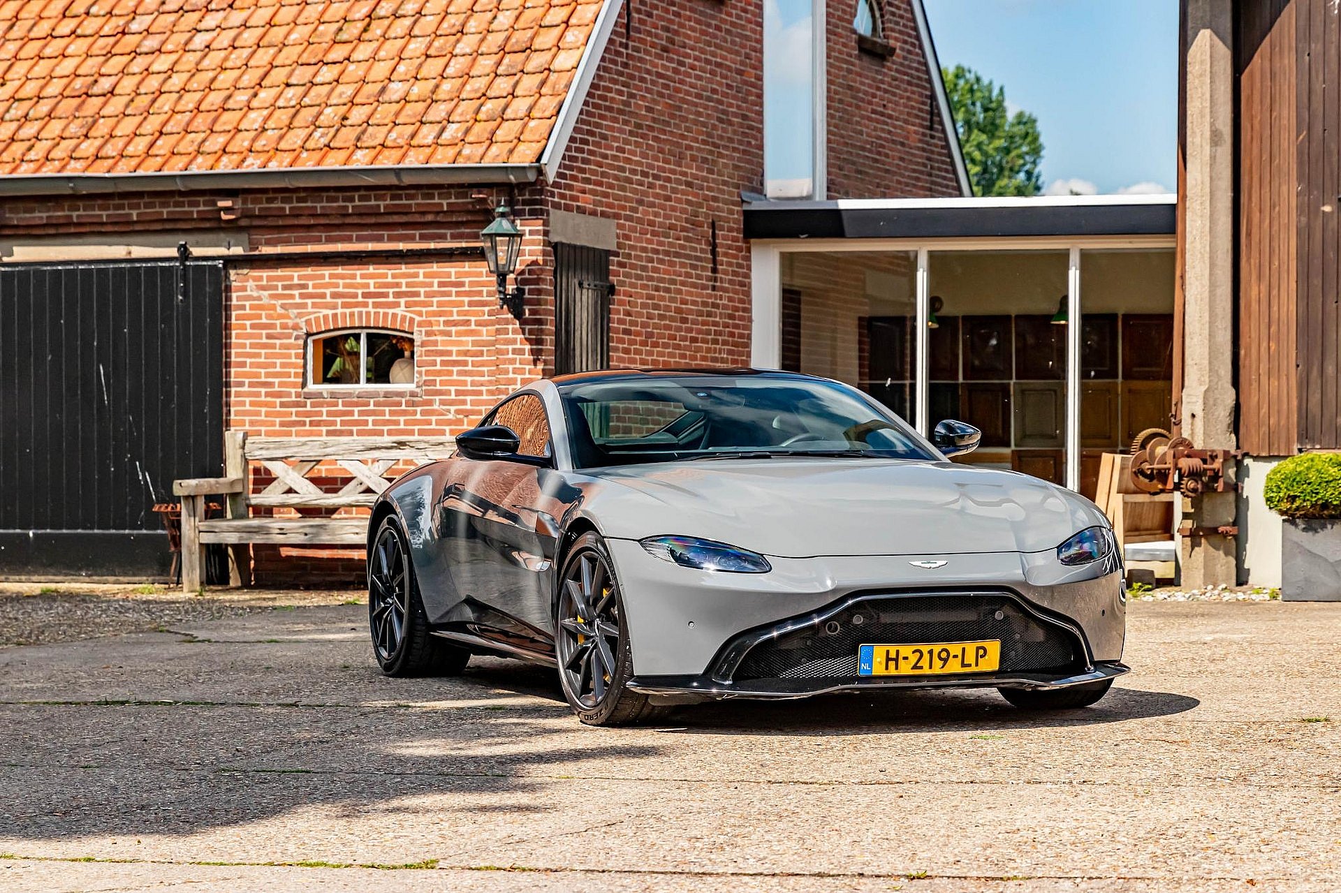 Aston Martin Vantage 