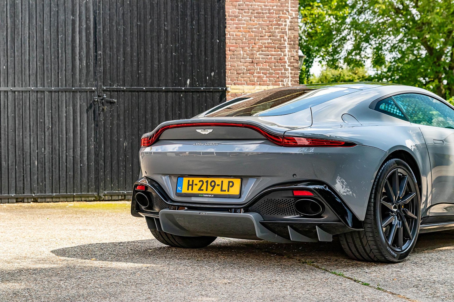 Aston Martin Vantage 