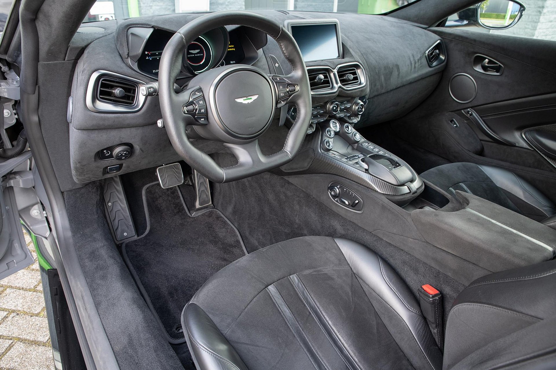 Aston Martin Vantage 