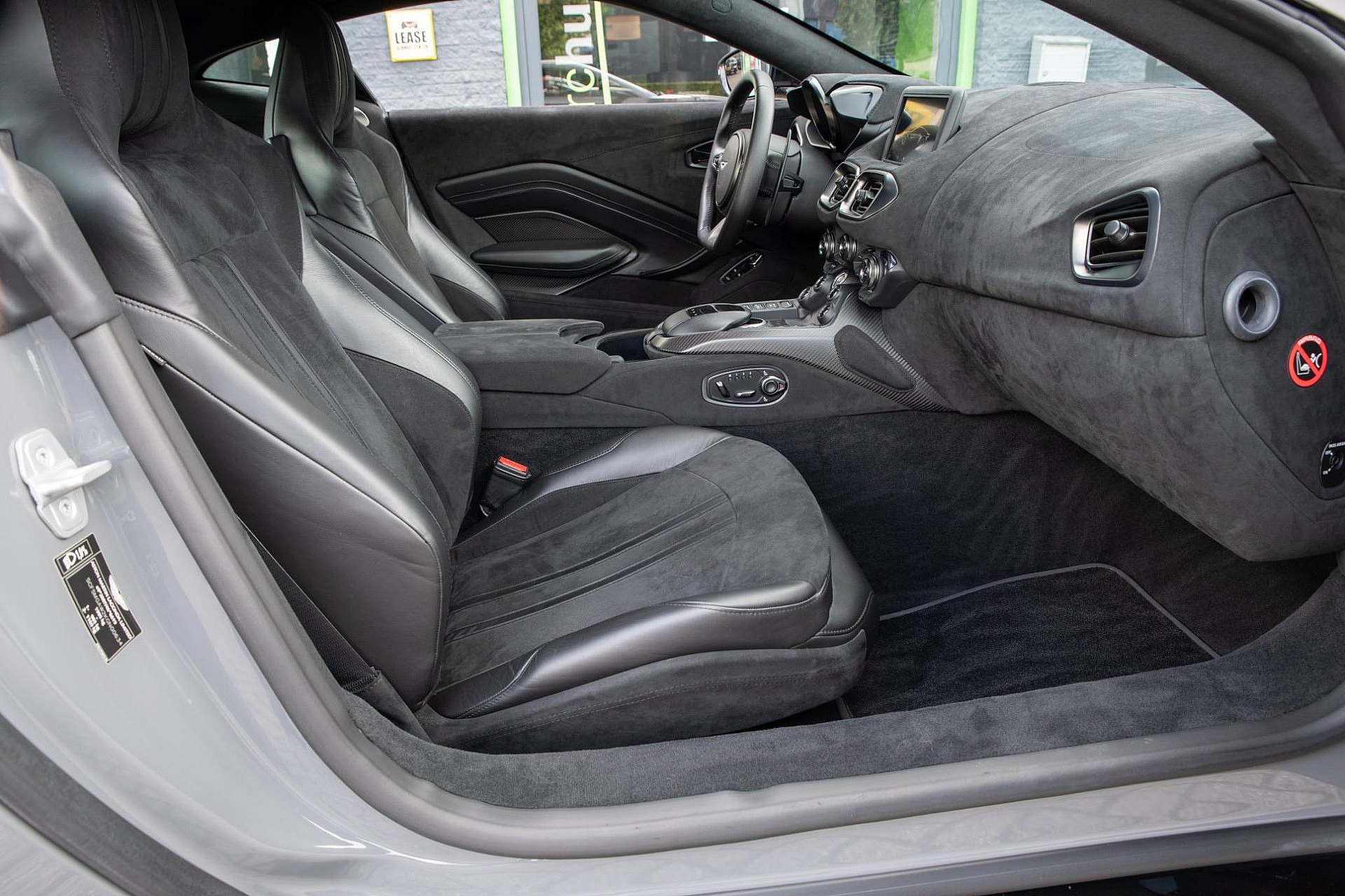 Aston Martin Vantage 