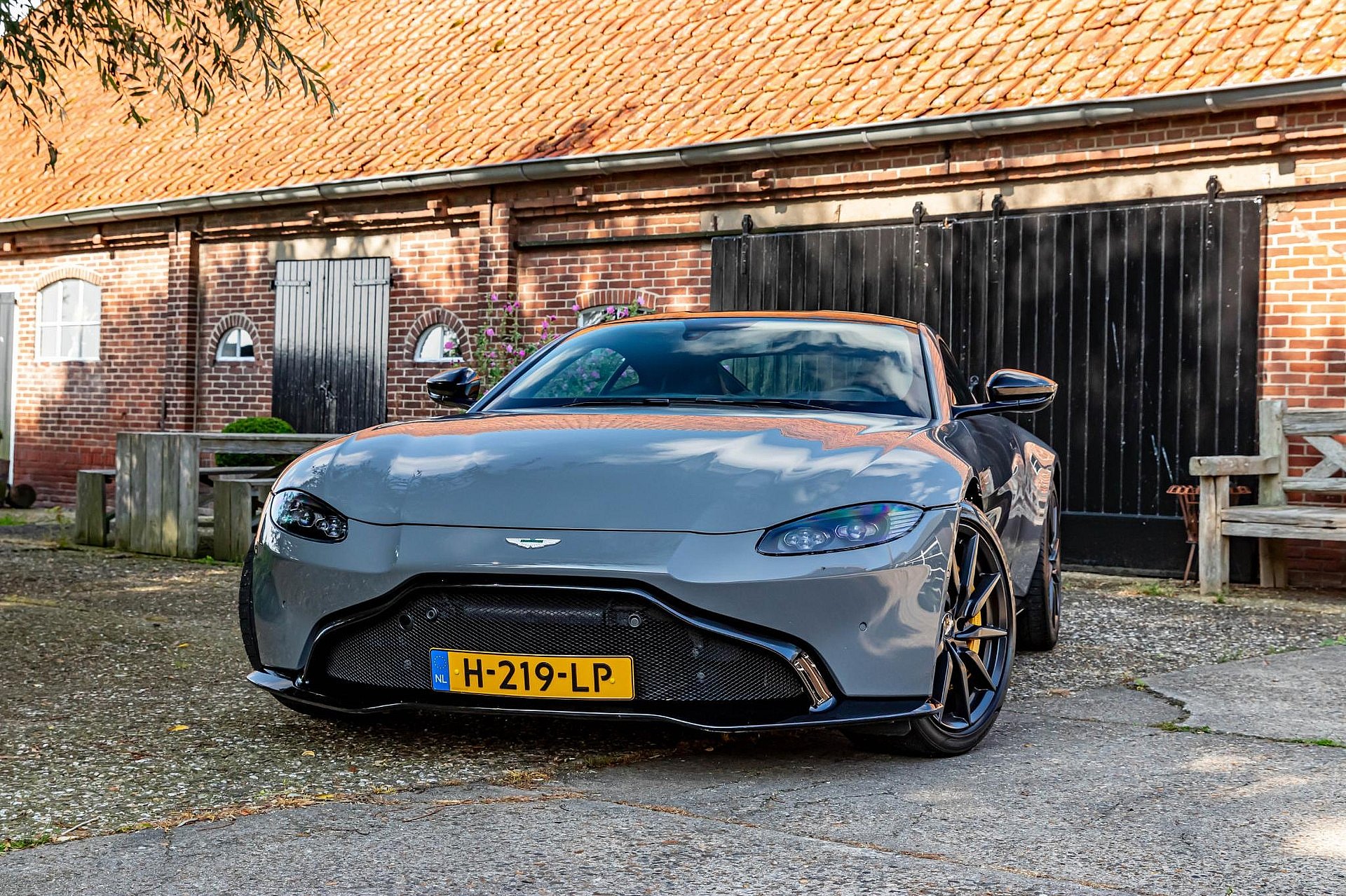 Aston Martin Vantage 