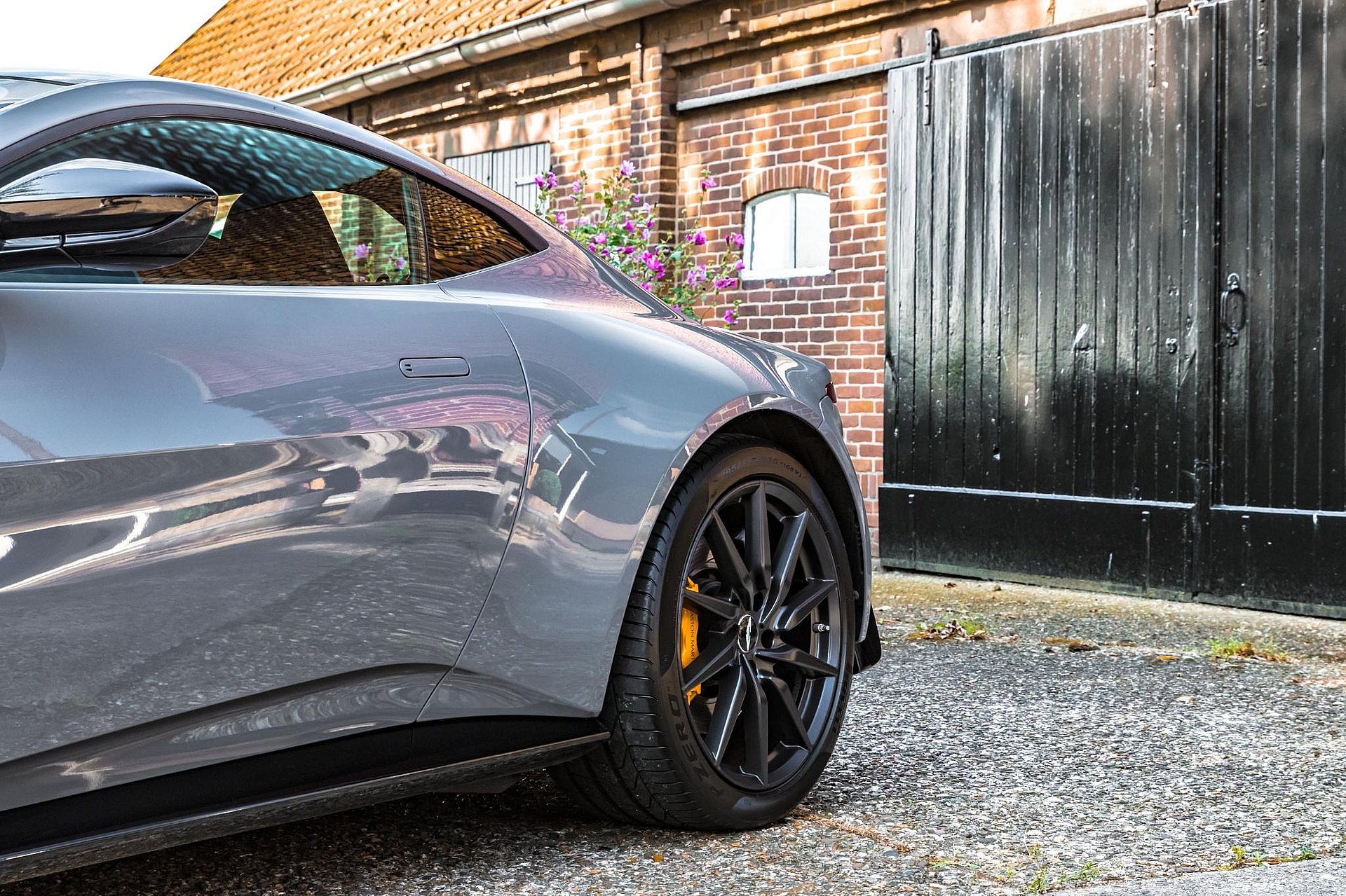 Aston Martin Vantage 