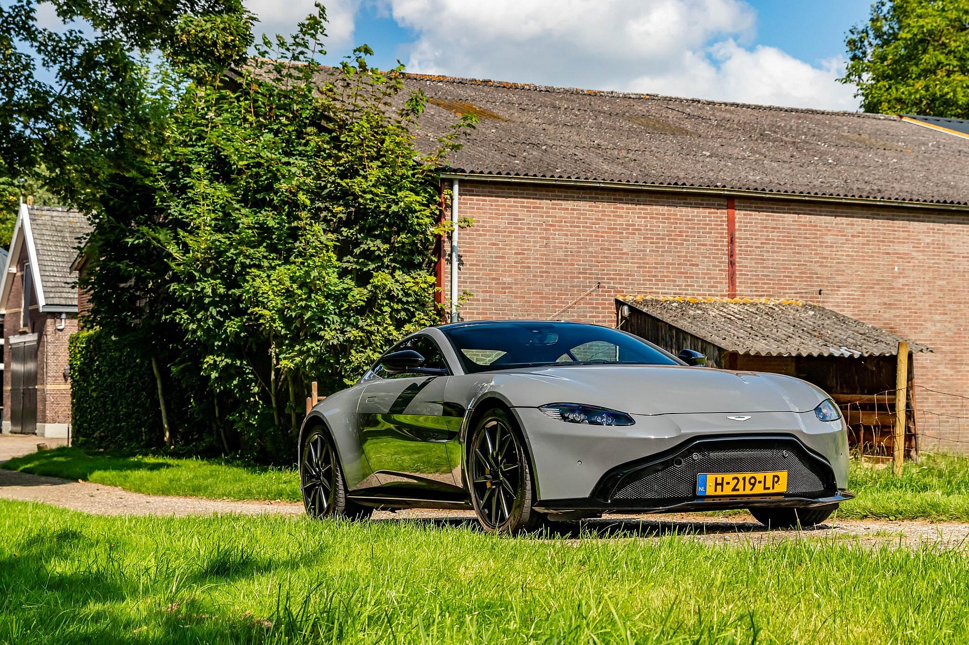 Aston Martin Vantage 