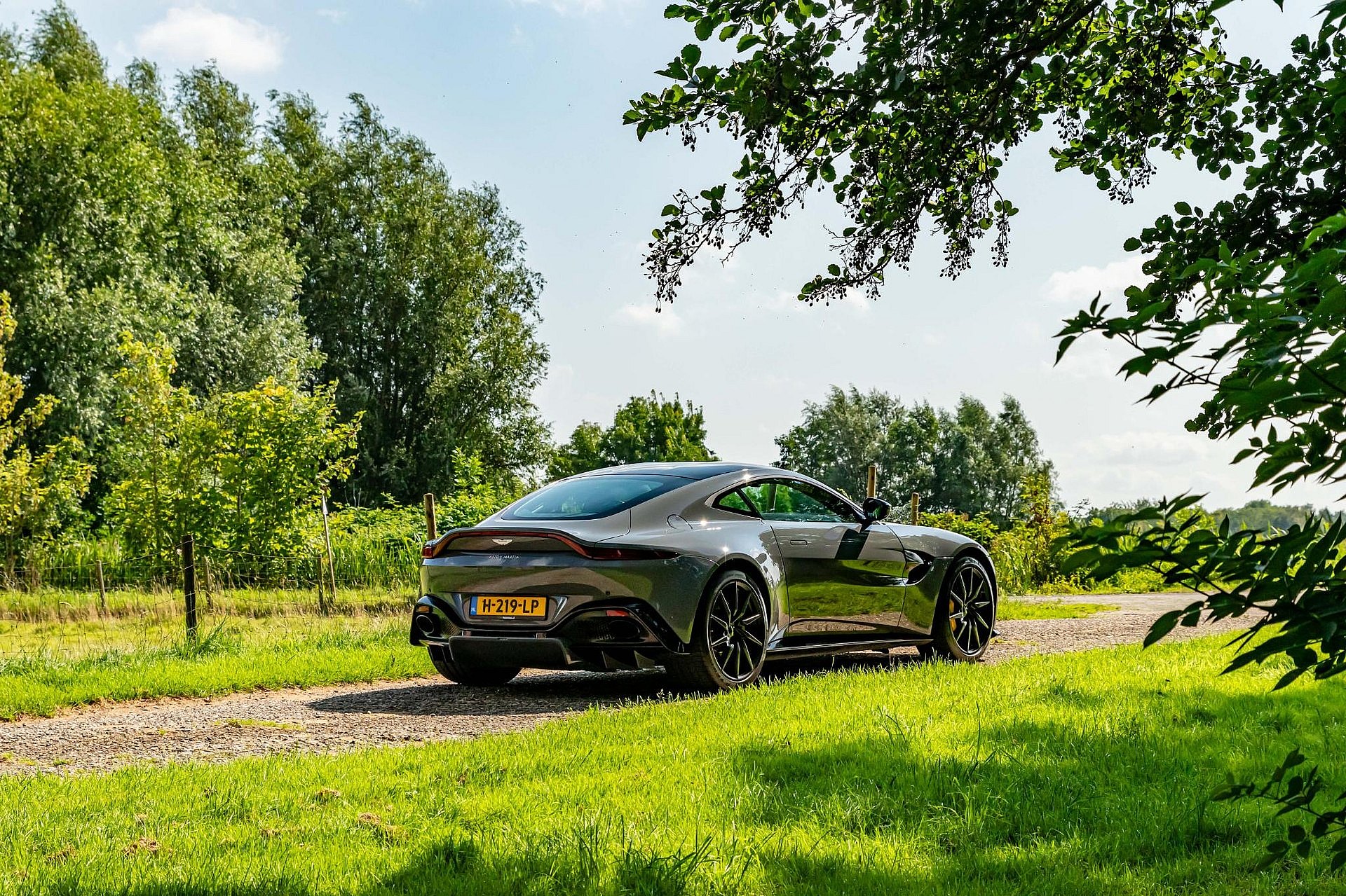 Aston Martin Vantage 