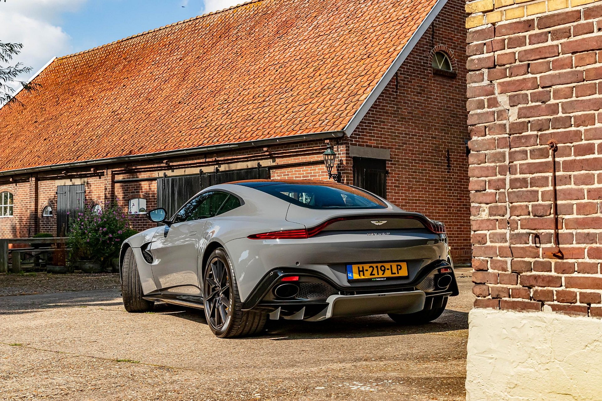 Aston Martin Vantage 