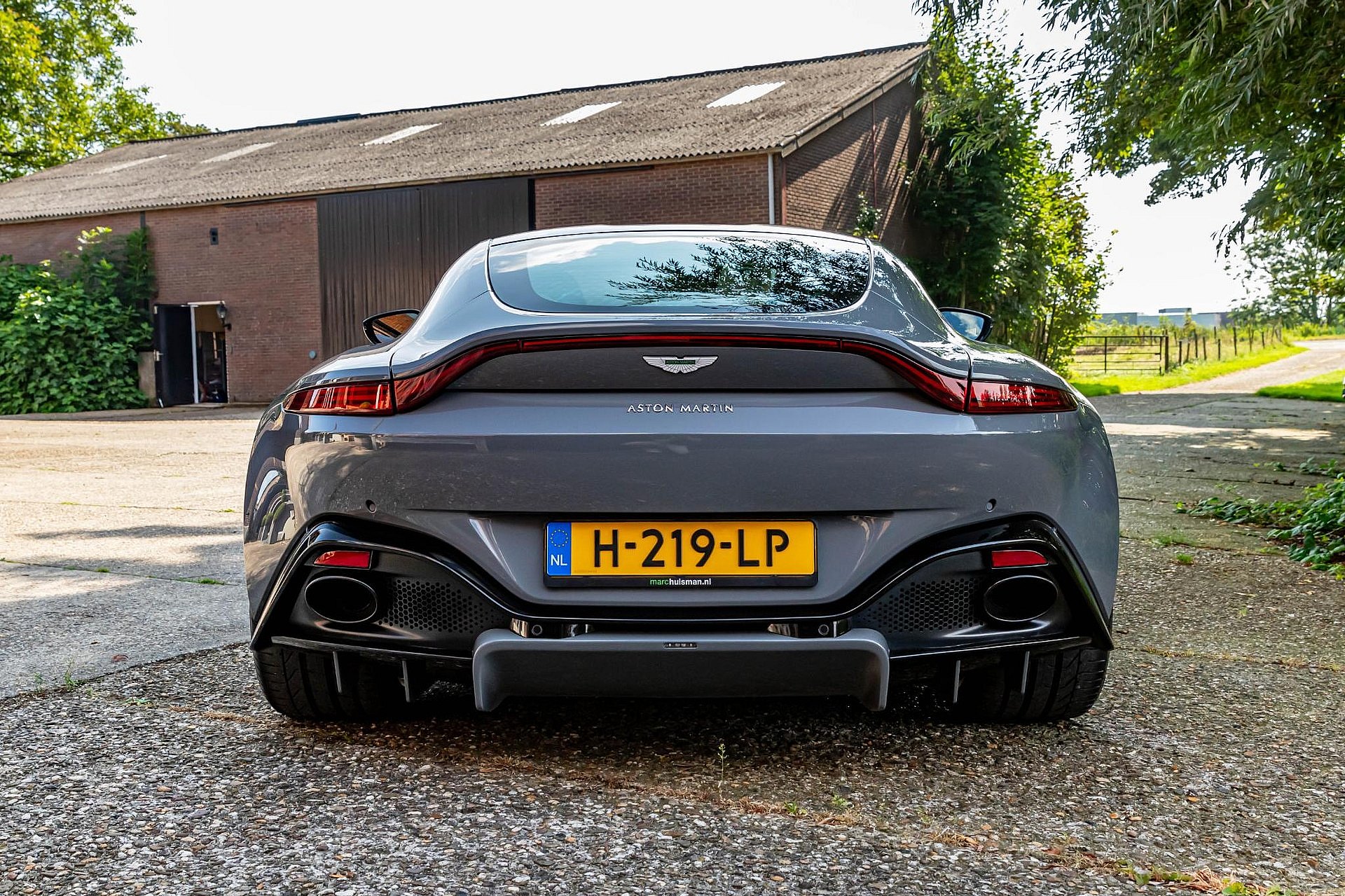 Aston Martin Vantage 