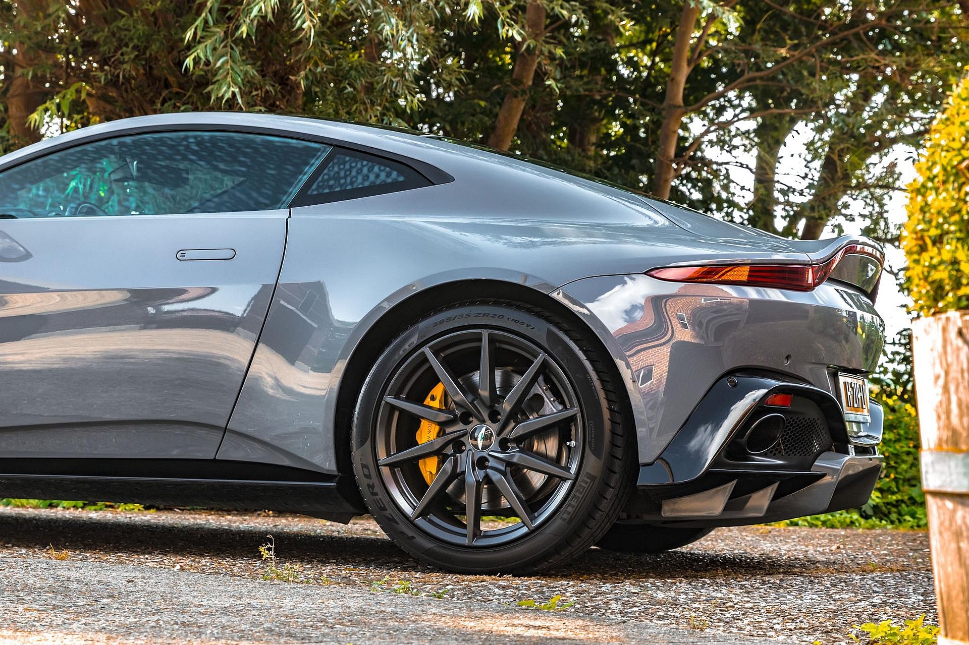 Aston Martin Vantage 