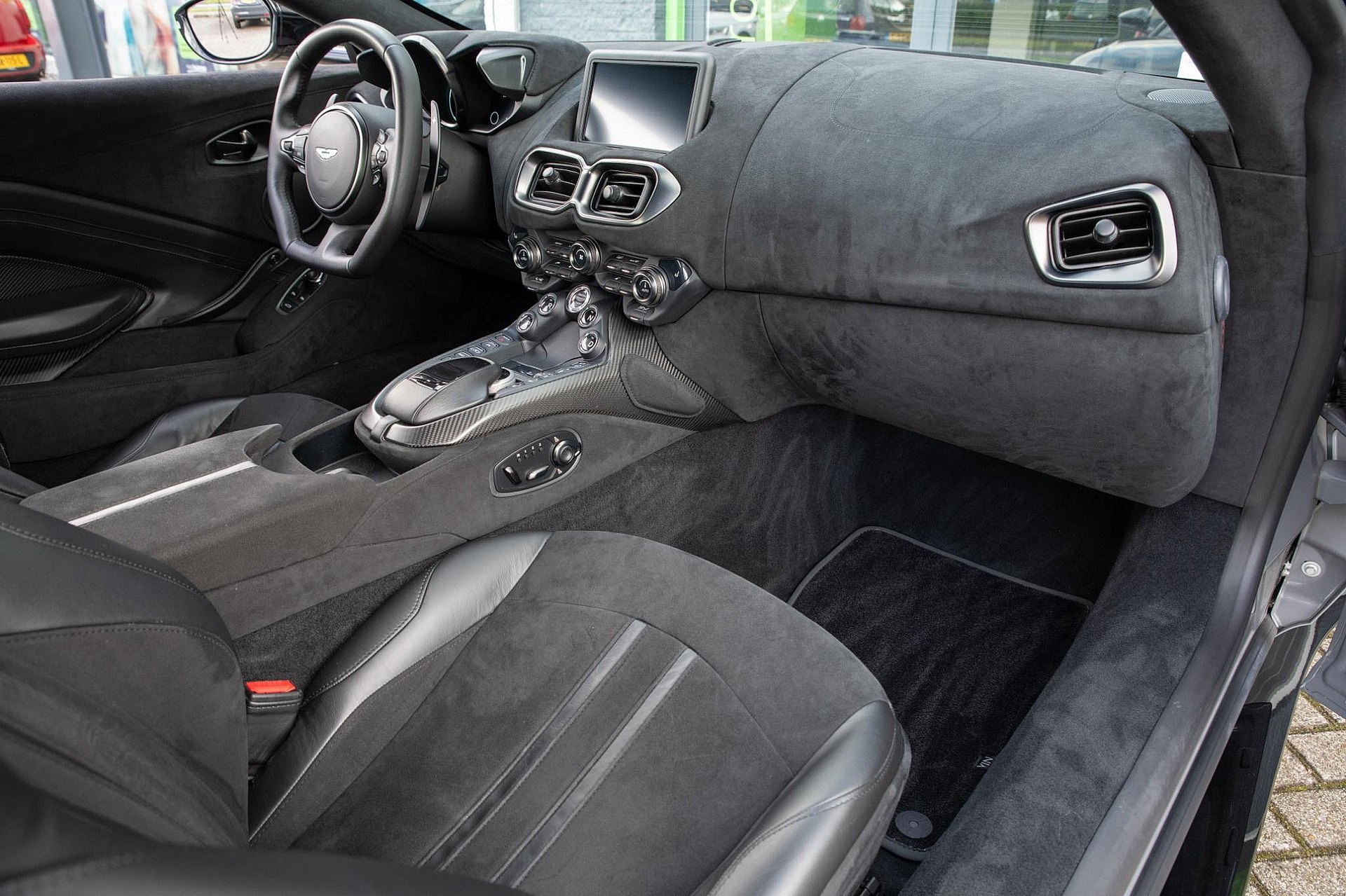 Aston Martin Vantage 