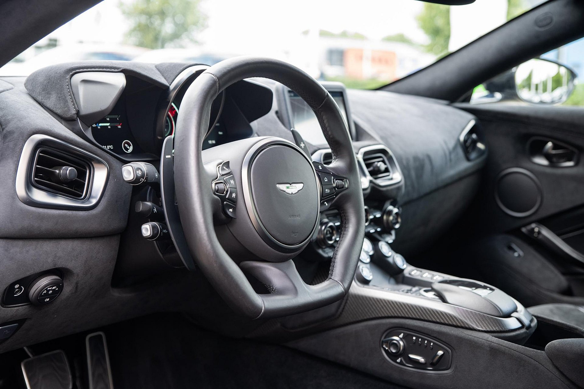 Aston Martin Vantage 