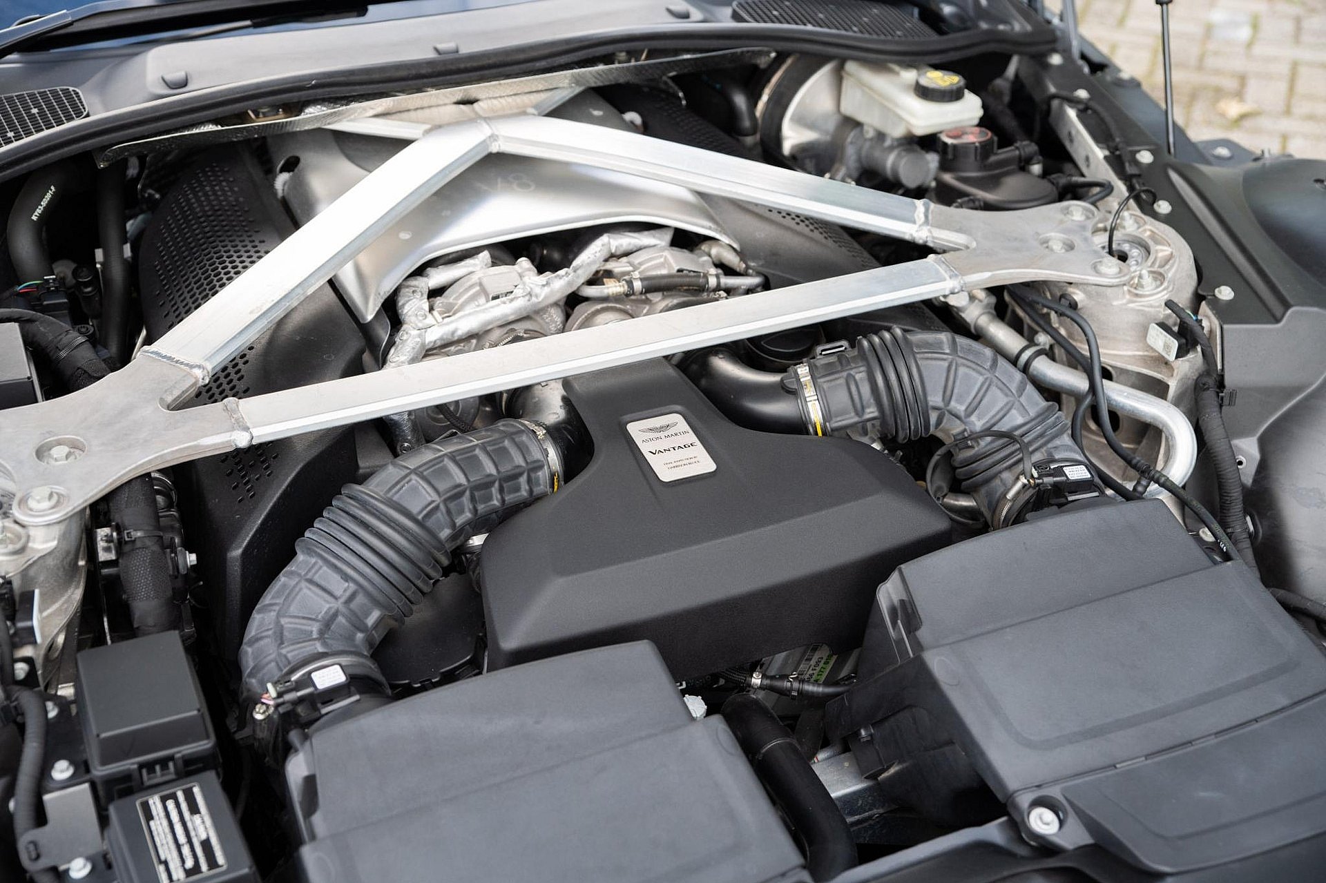 Aston Martin Vantage 