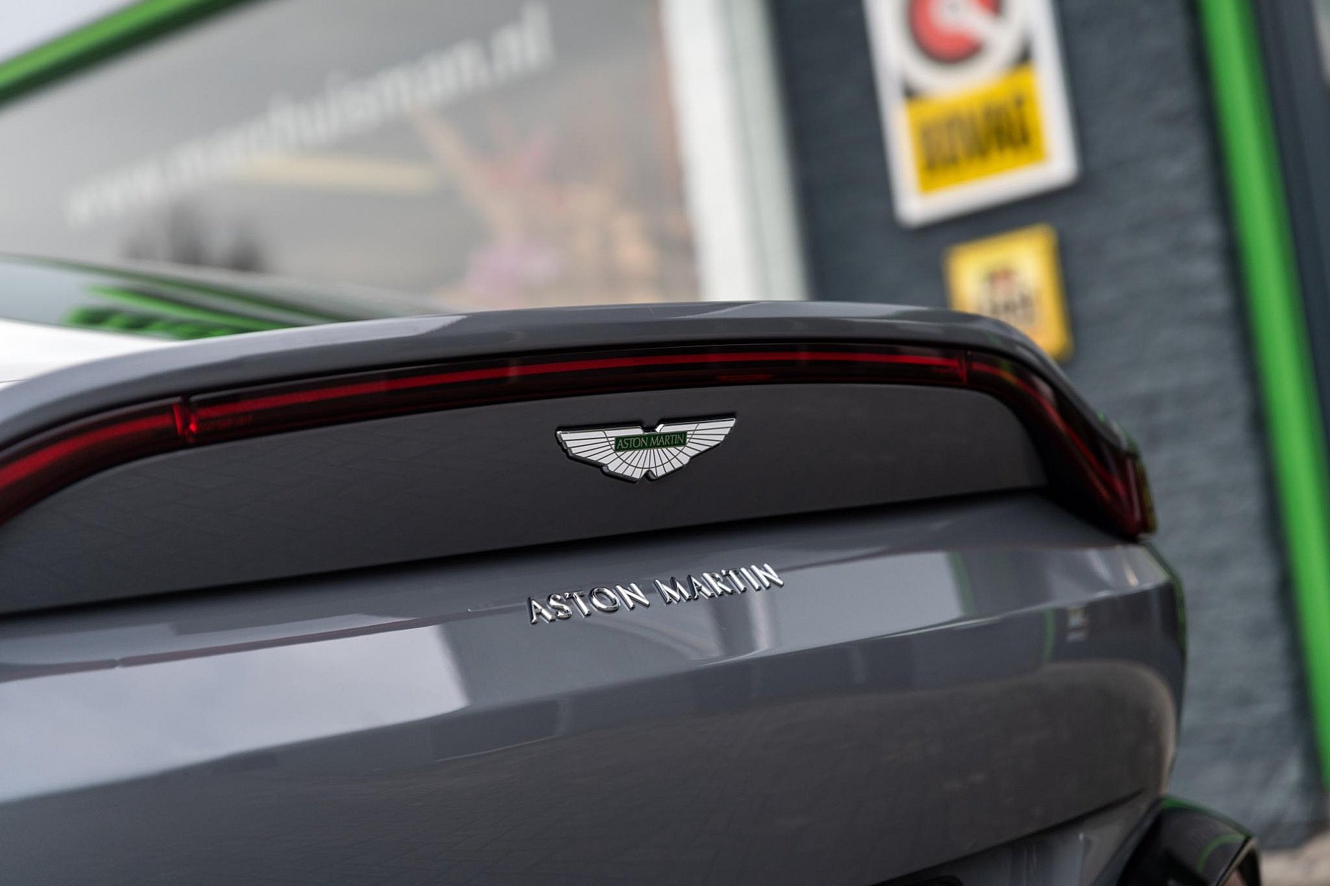 Aston Martin Vantage 