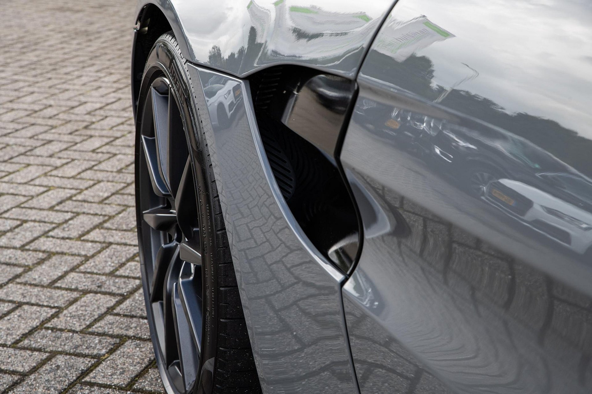 Aston Martin Vantage 