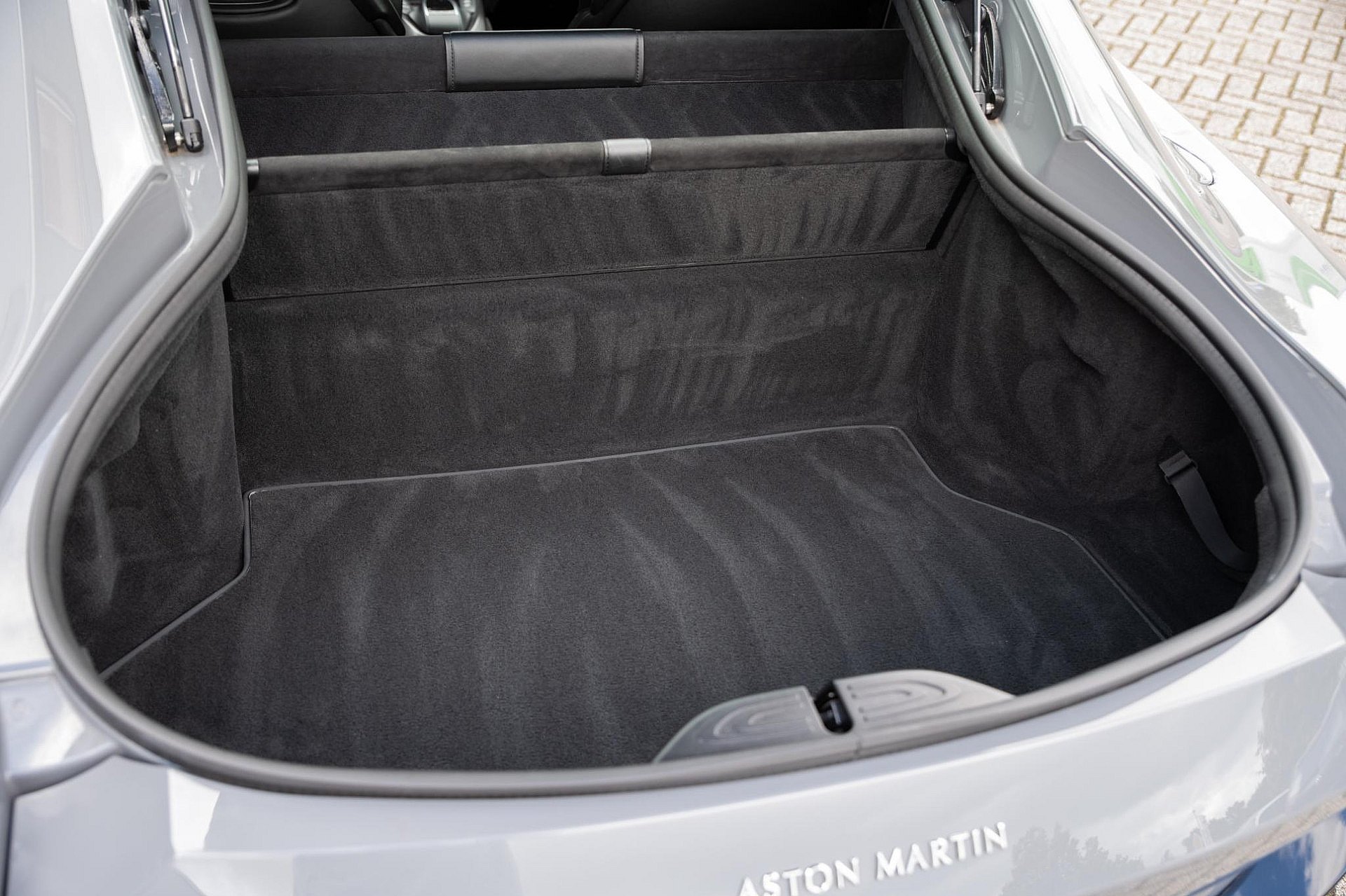 Aston Martin Vantage 