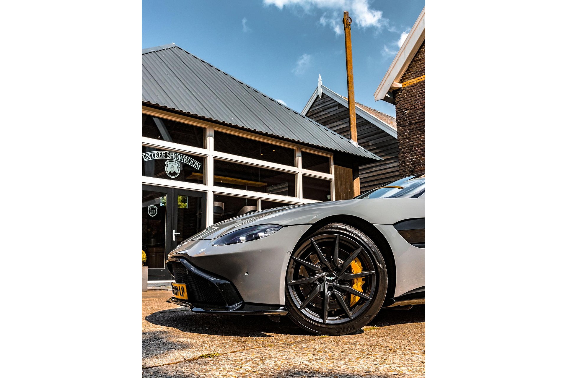 Aston Martin Vantage 