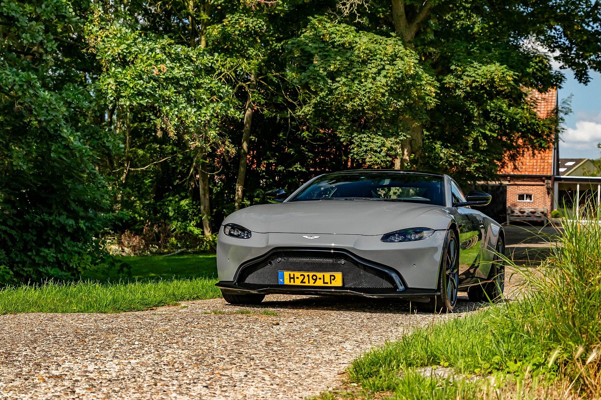 Aston Martin Vantage 