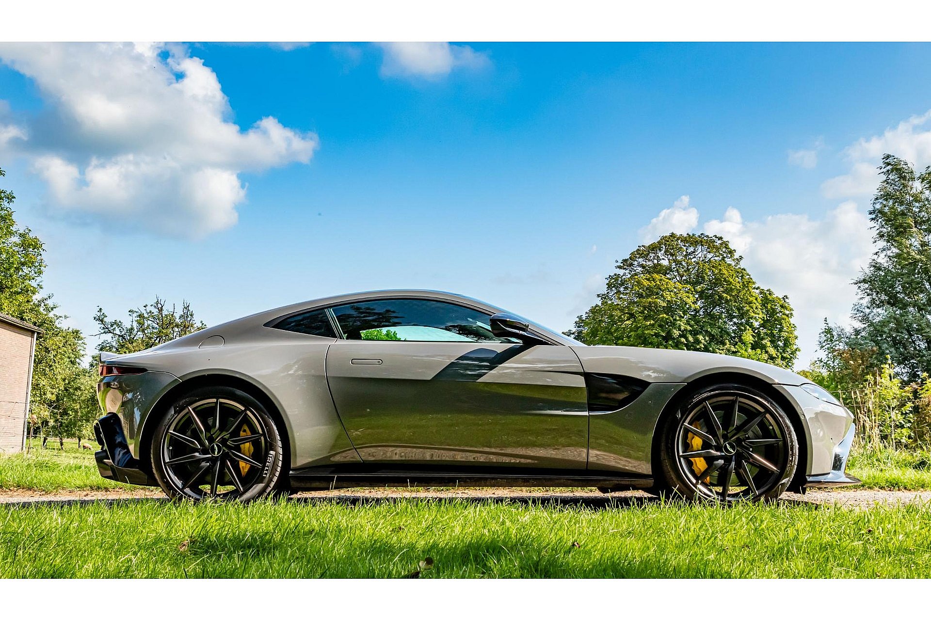 Aston Martin Vantage 