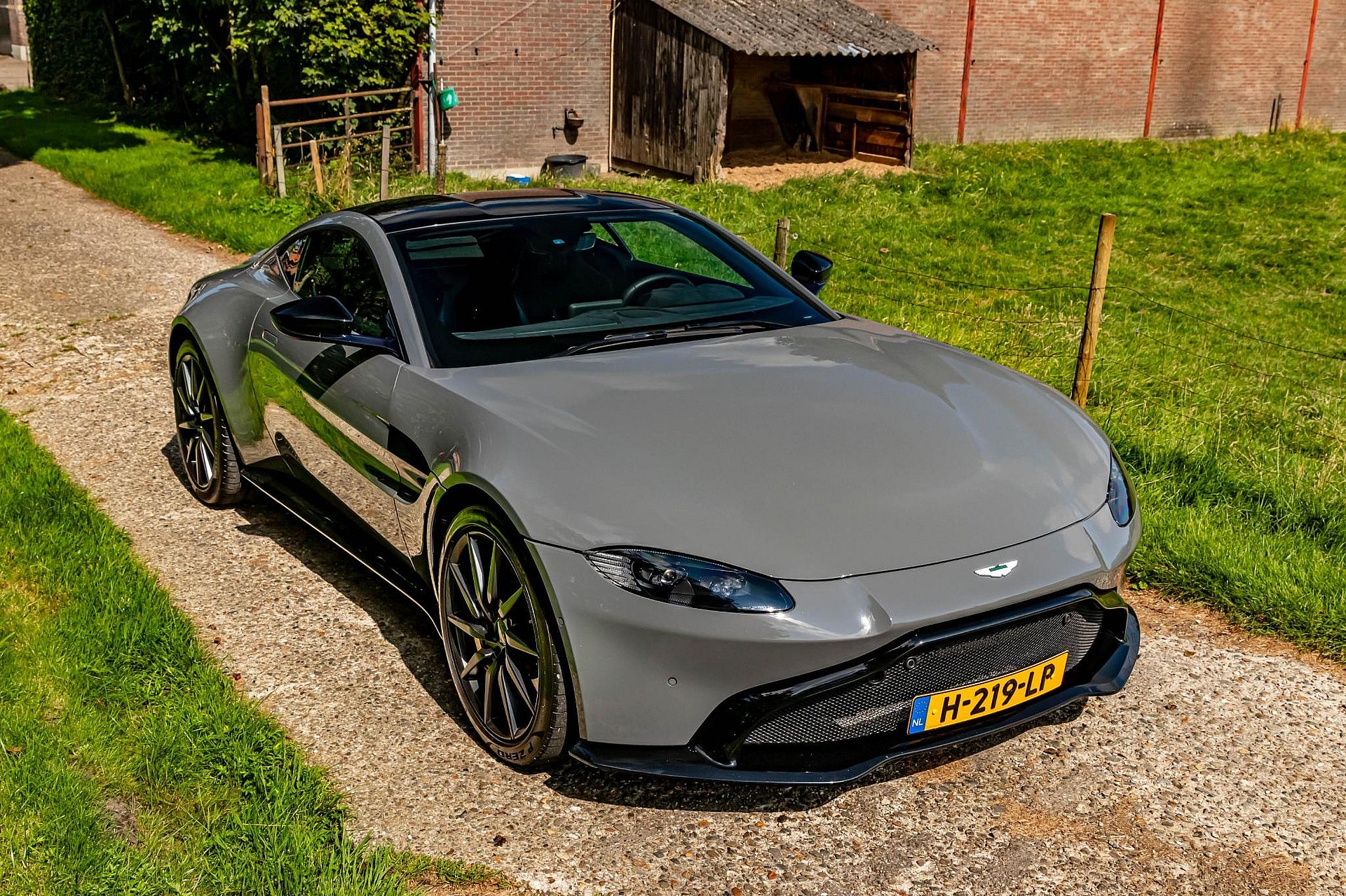 Aston Martin Vantage 