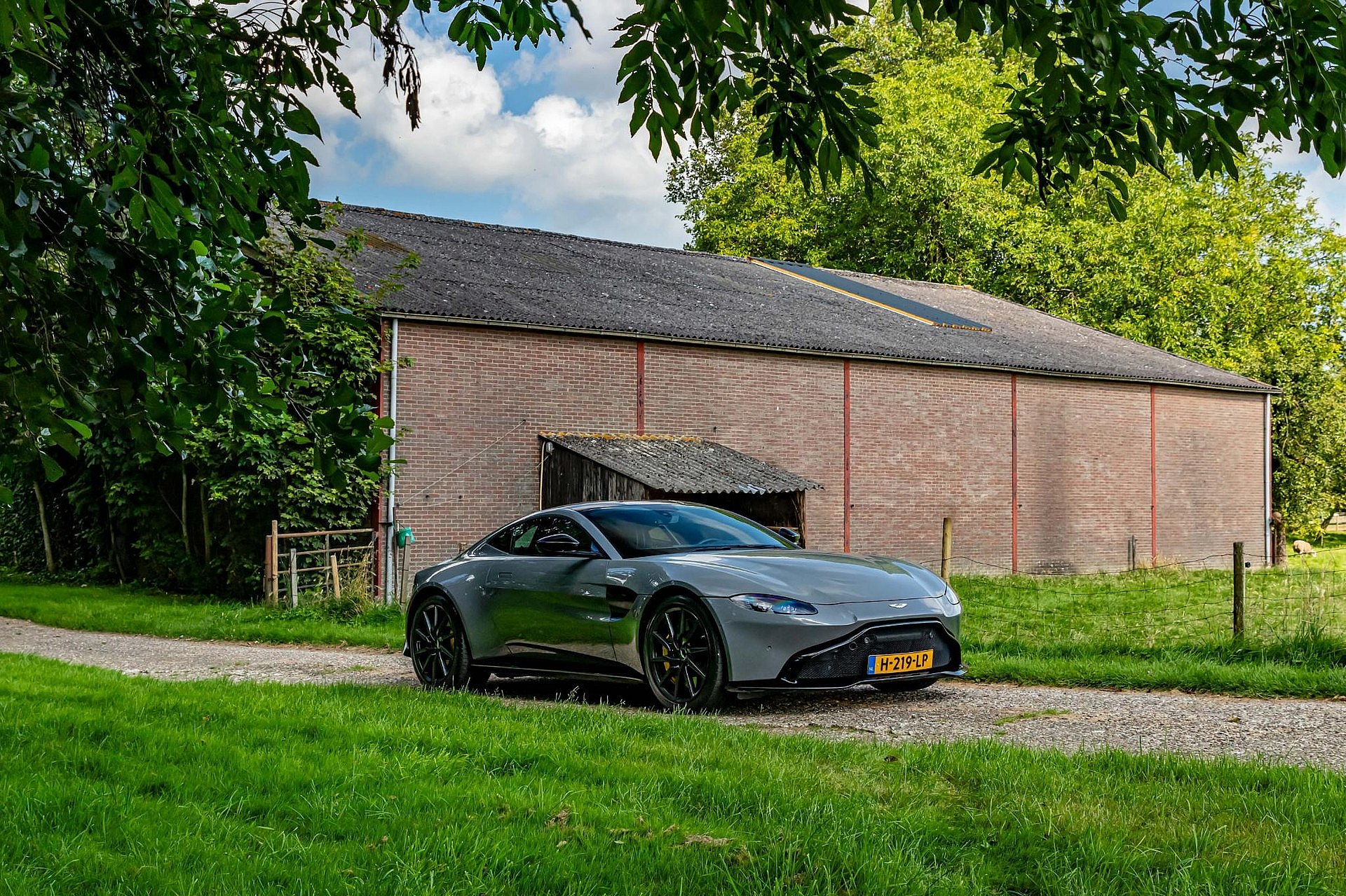 Aston Martin Vantage 