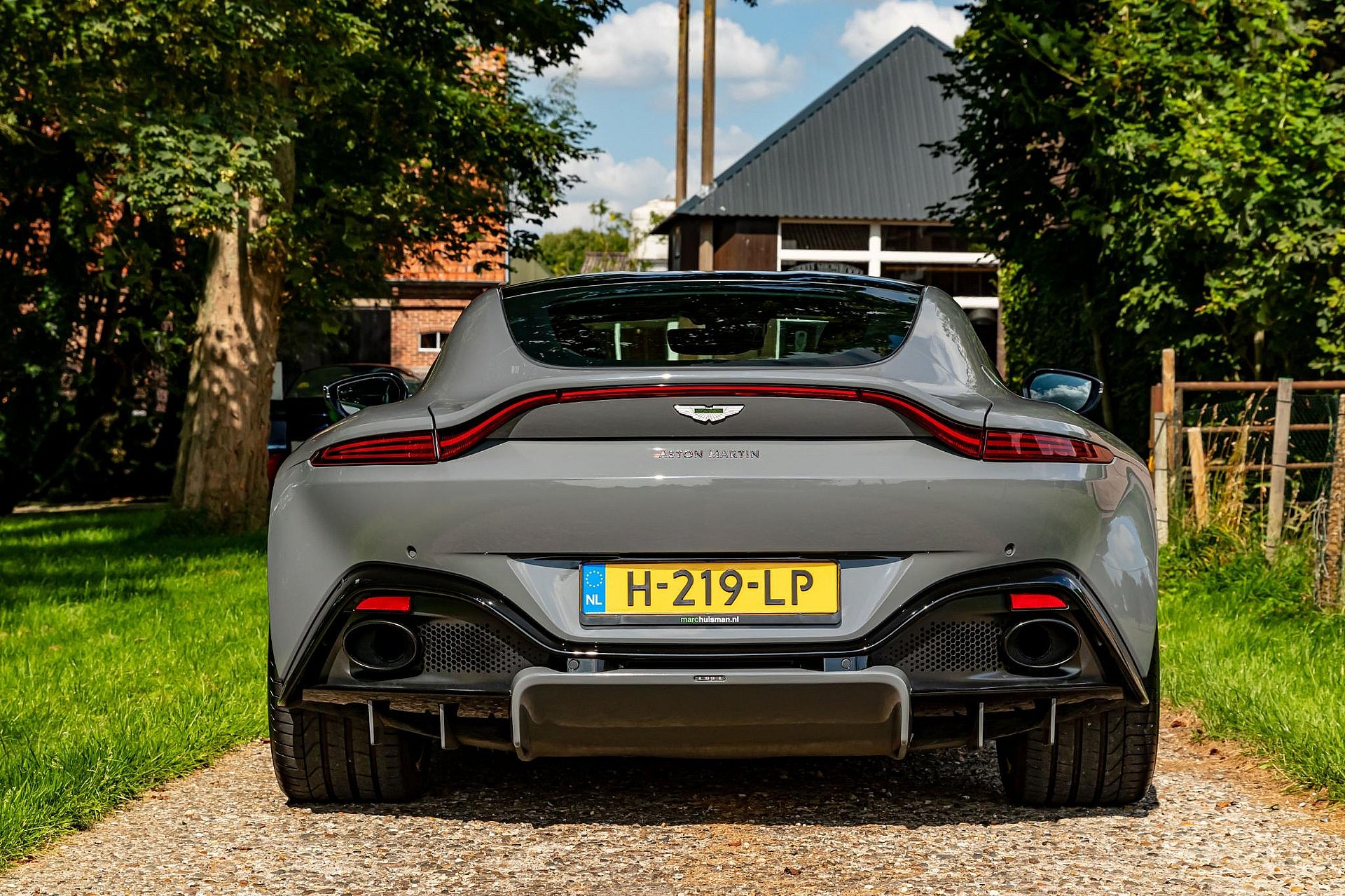 Aston Martin Vantage 