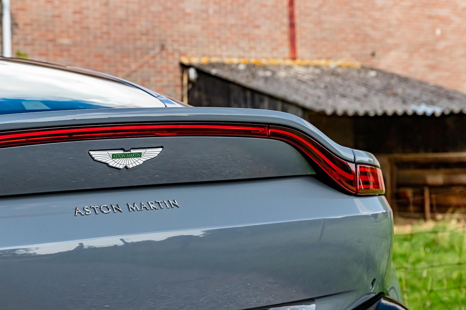 Aston Martin Vantage 