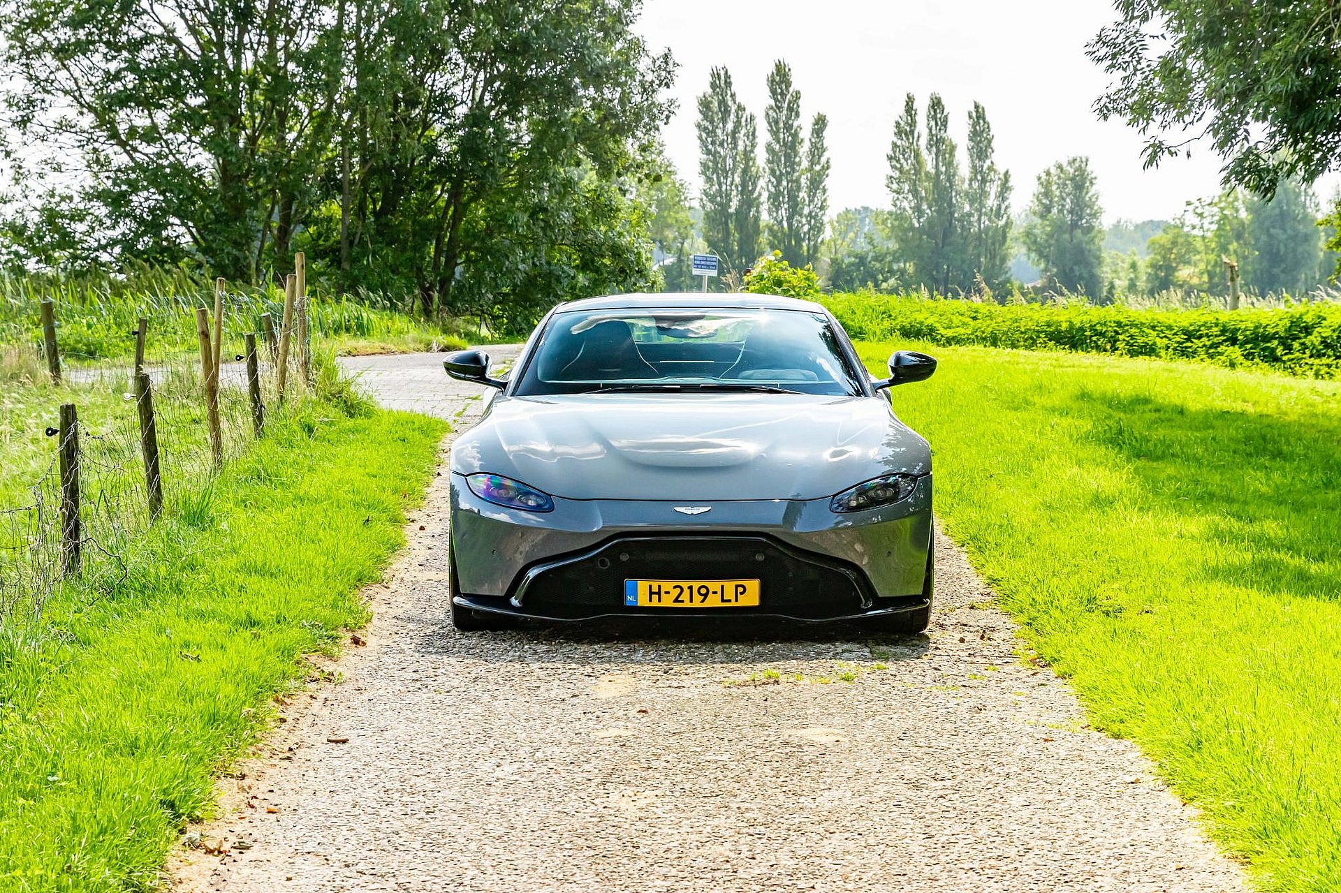 Aston Martin Vantage 