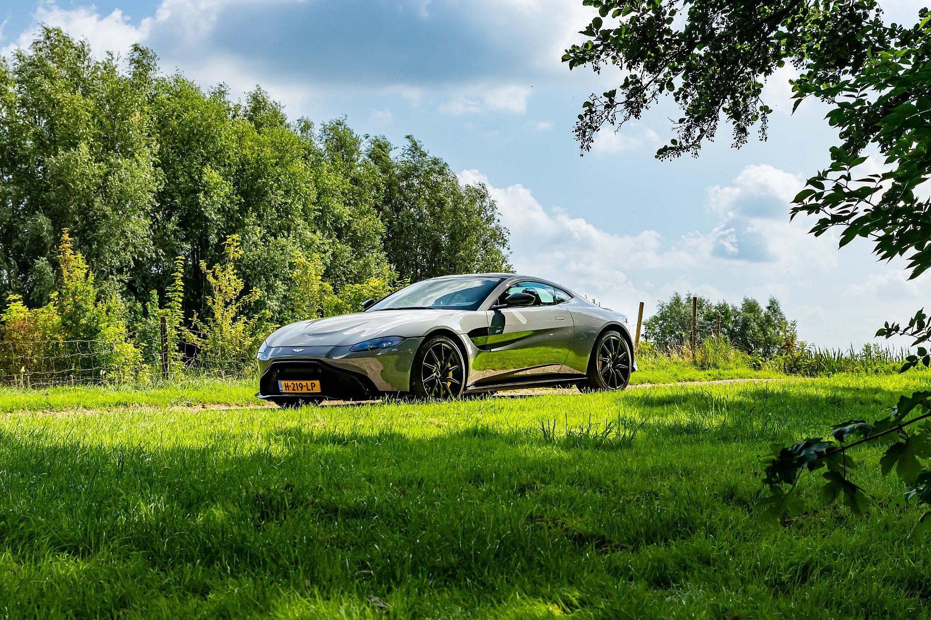 Aston Martin Vantage 