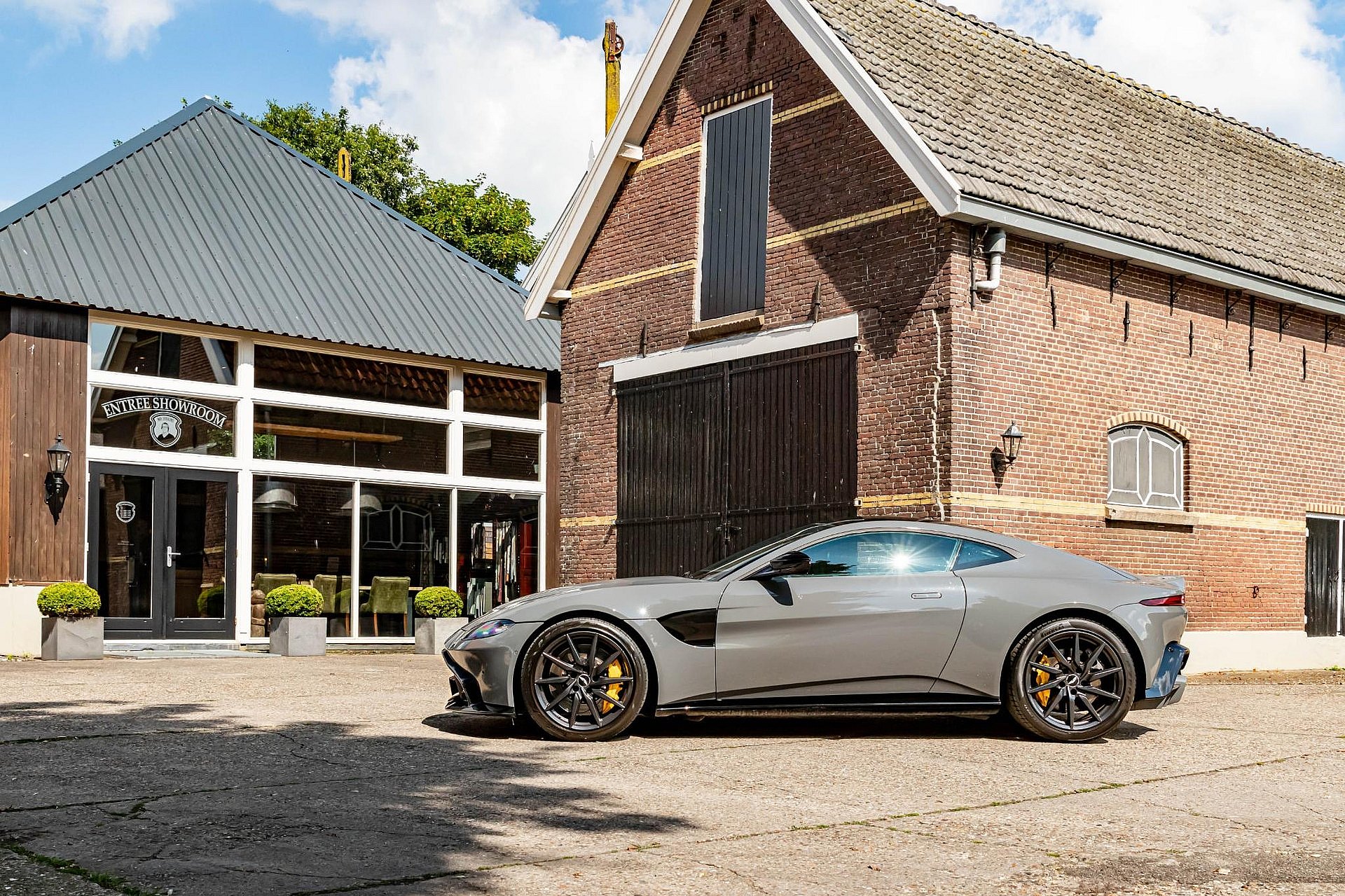 Aston Martin Vantage 