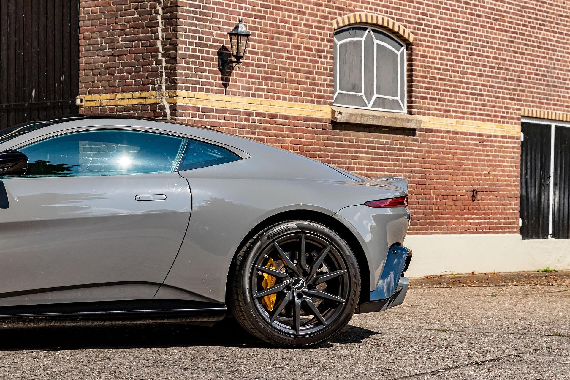 Aston Martin Vantage 