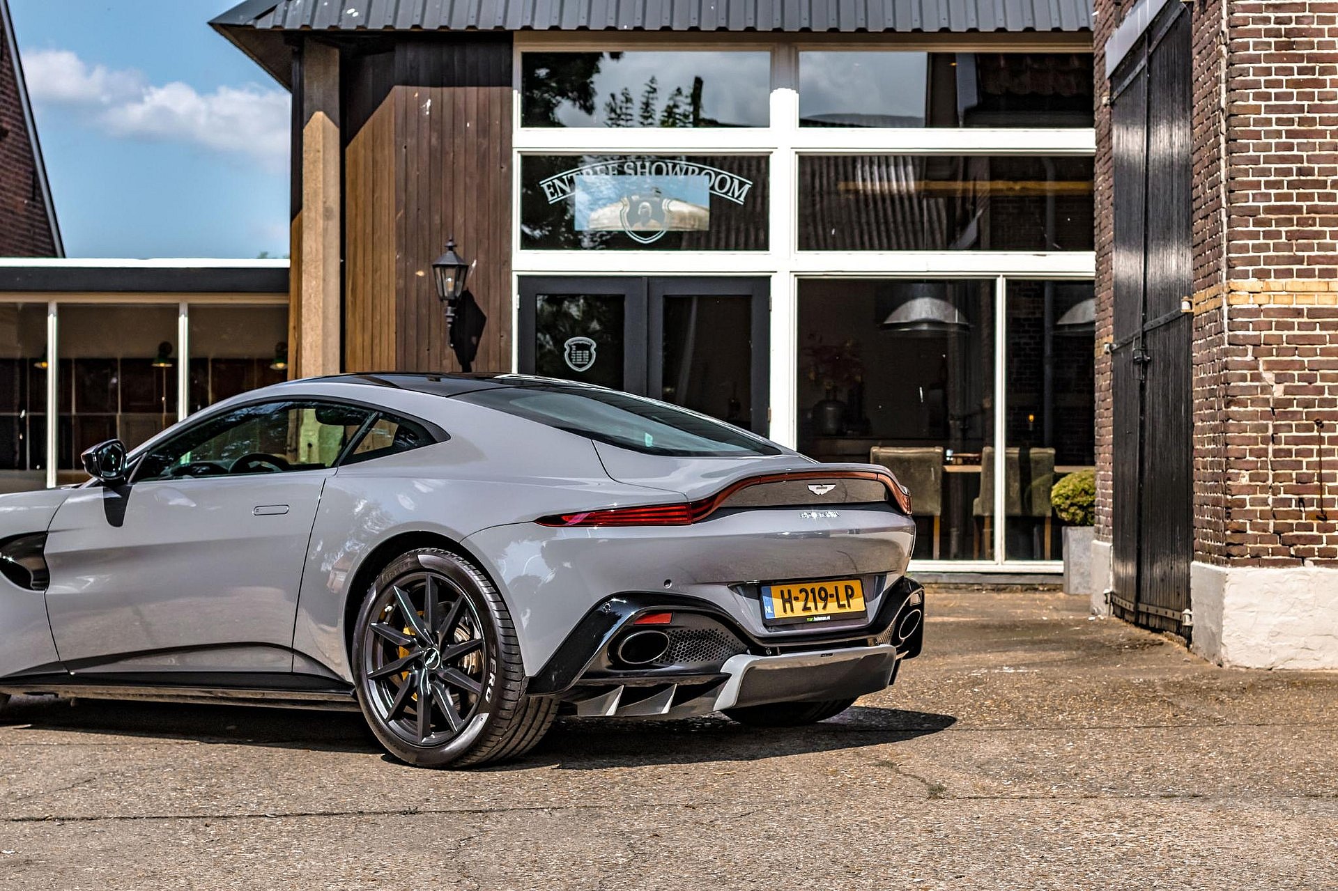 Aston Martin Vantage 