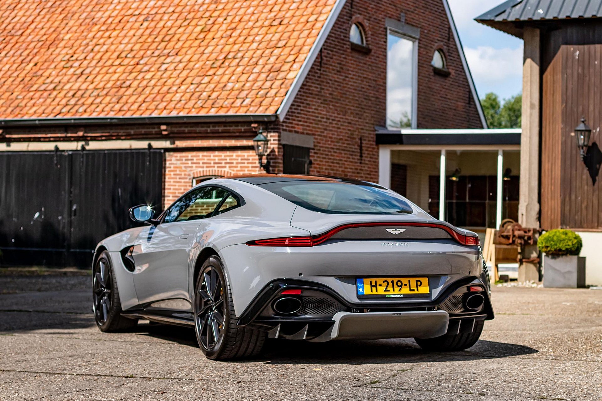 Aston Martin Vantage 