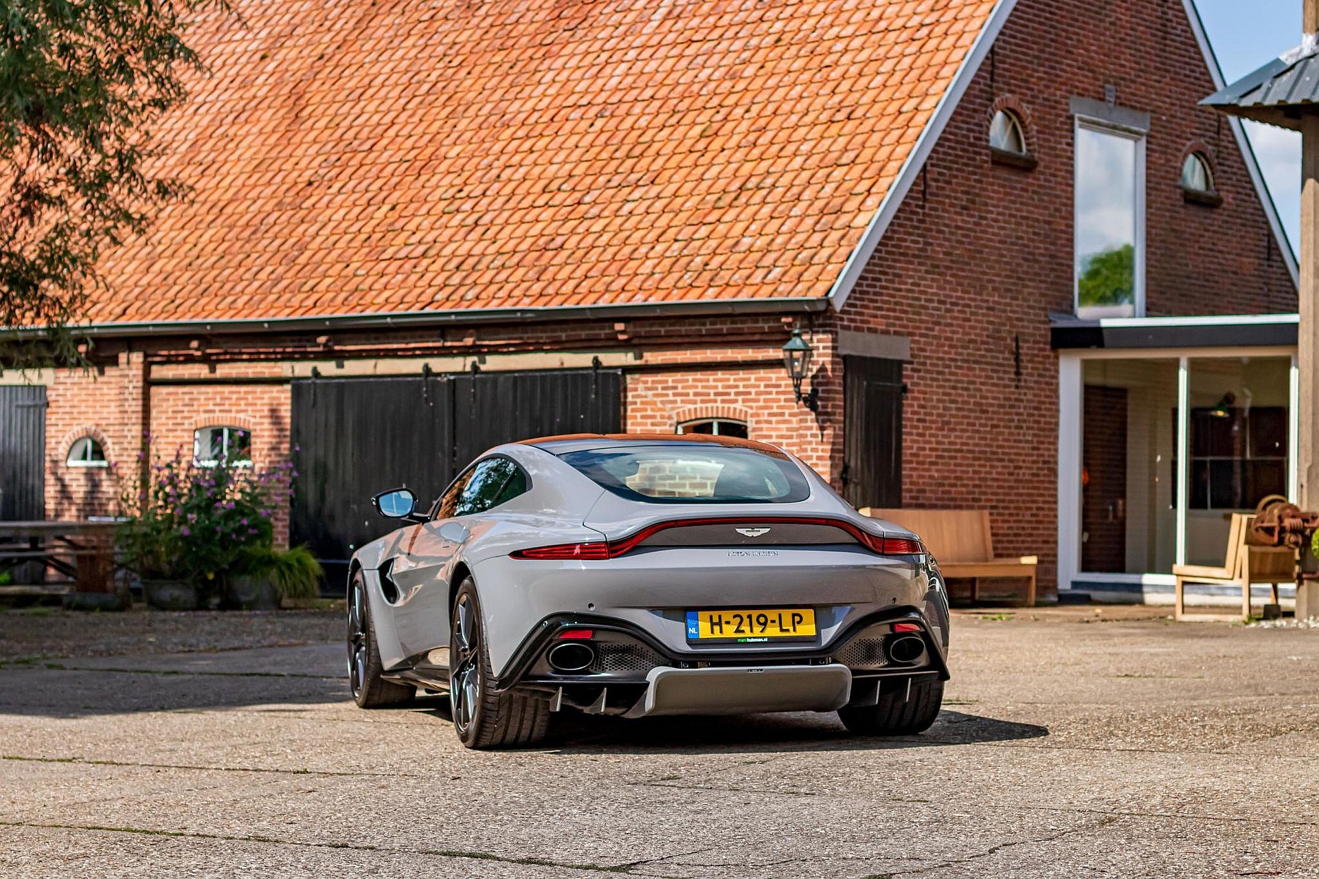 Aston Martin Vantage 