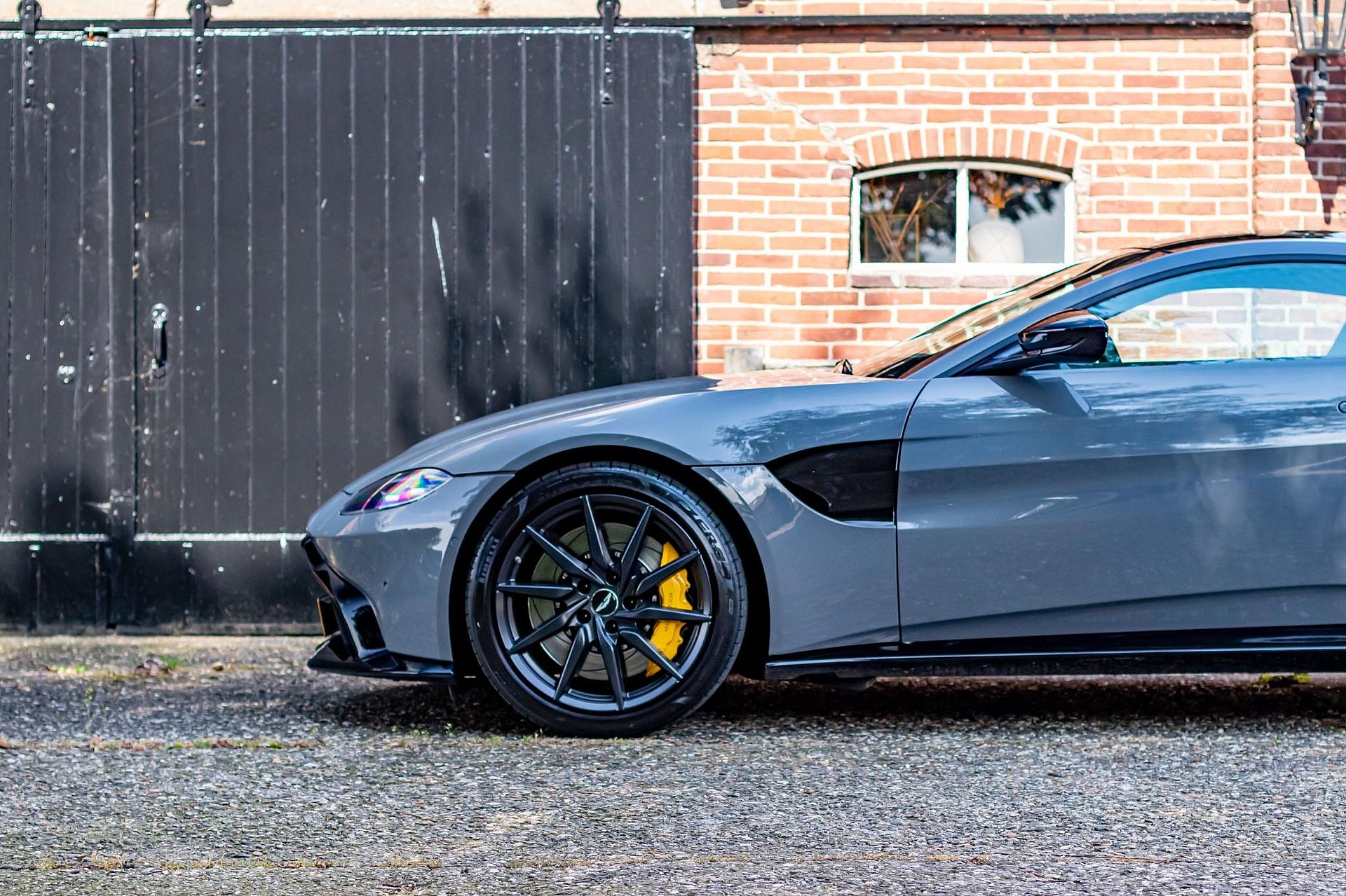 Aston Martin Vantage 