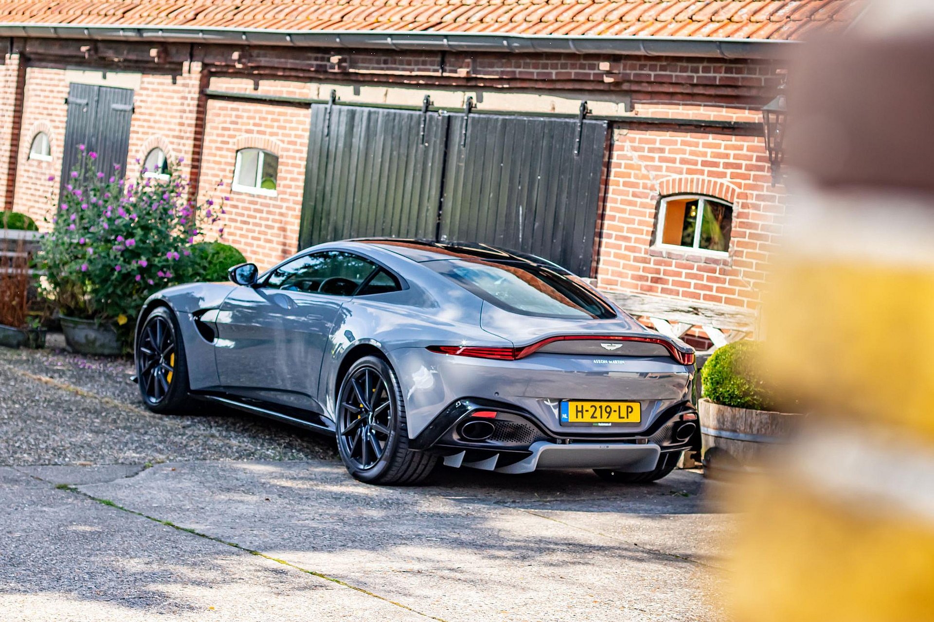 Aston Martin Vantage 