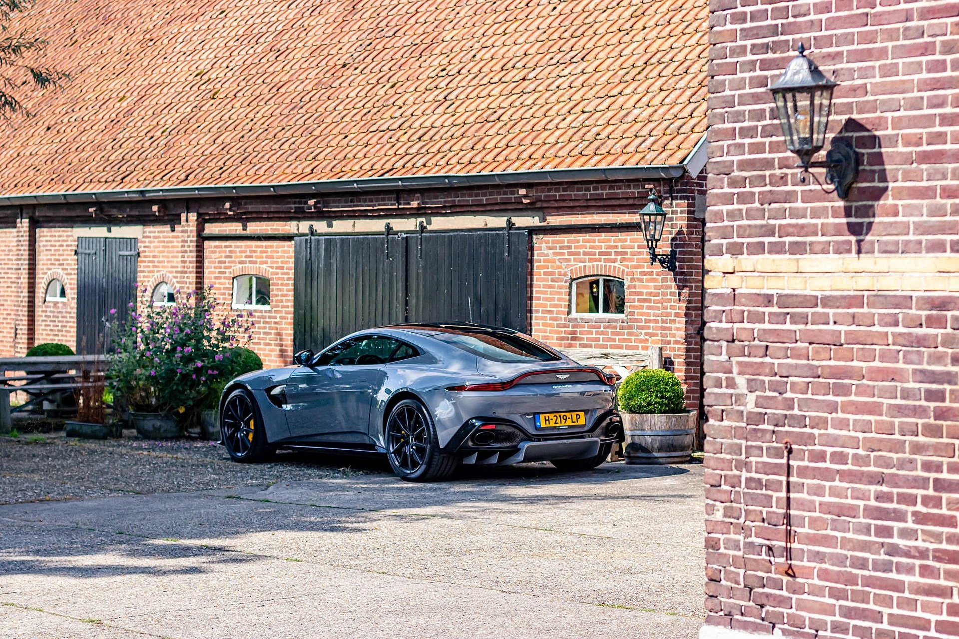 Aston Martin Vantage 
