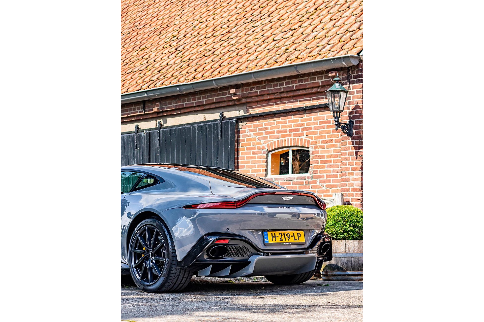 Aston Martin Vantage 