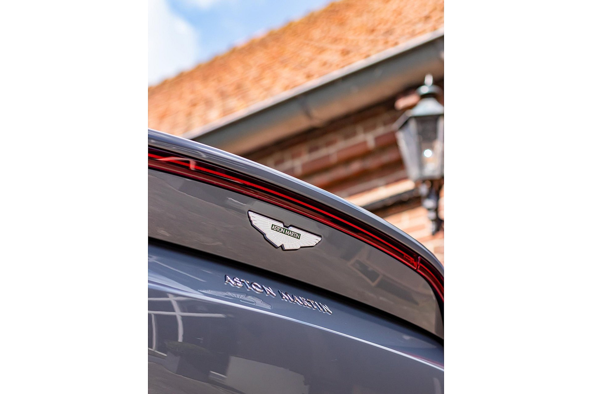 Aston Martin Vantage 