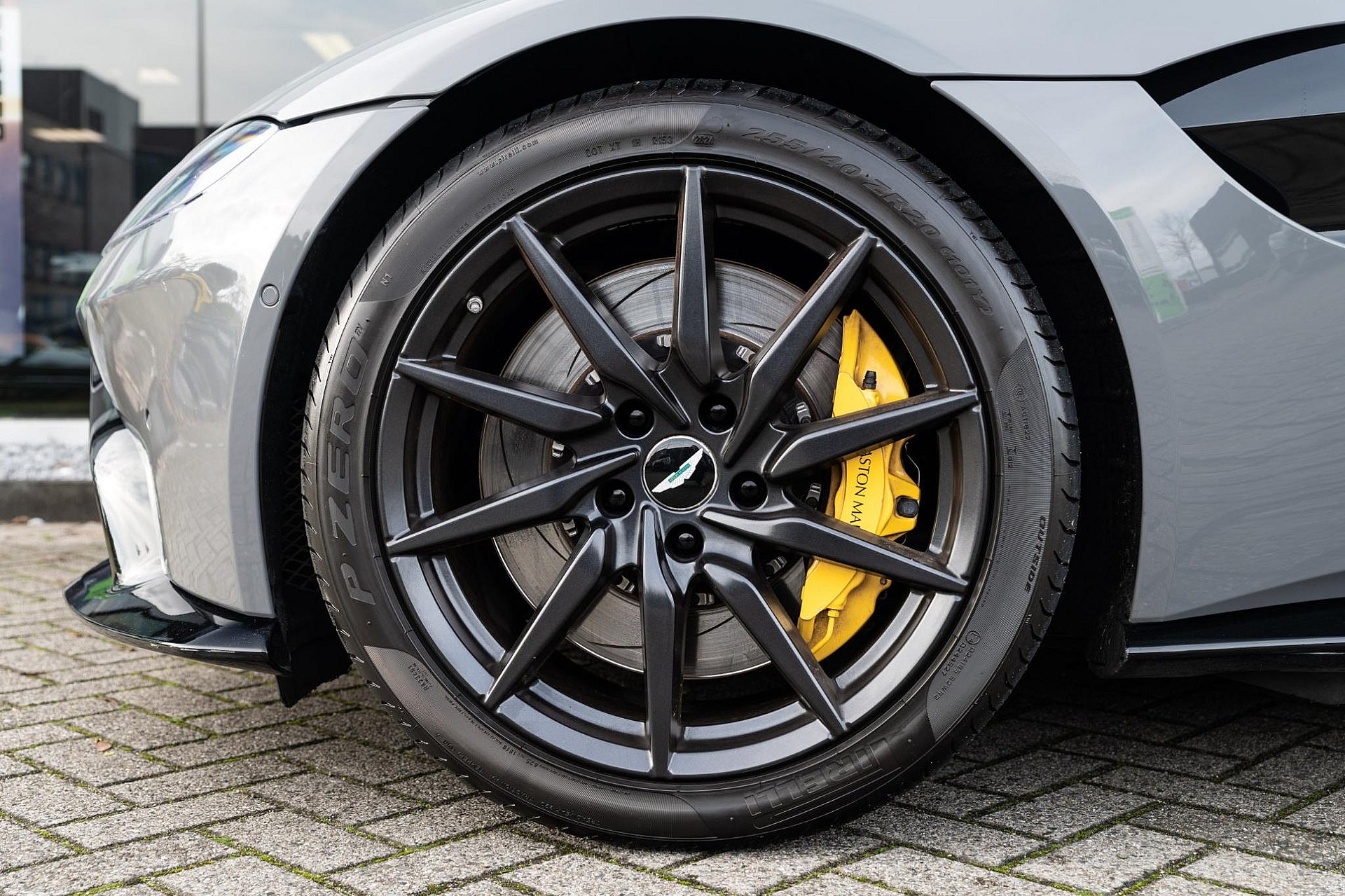 Aston Martin Vantage 