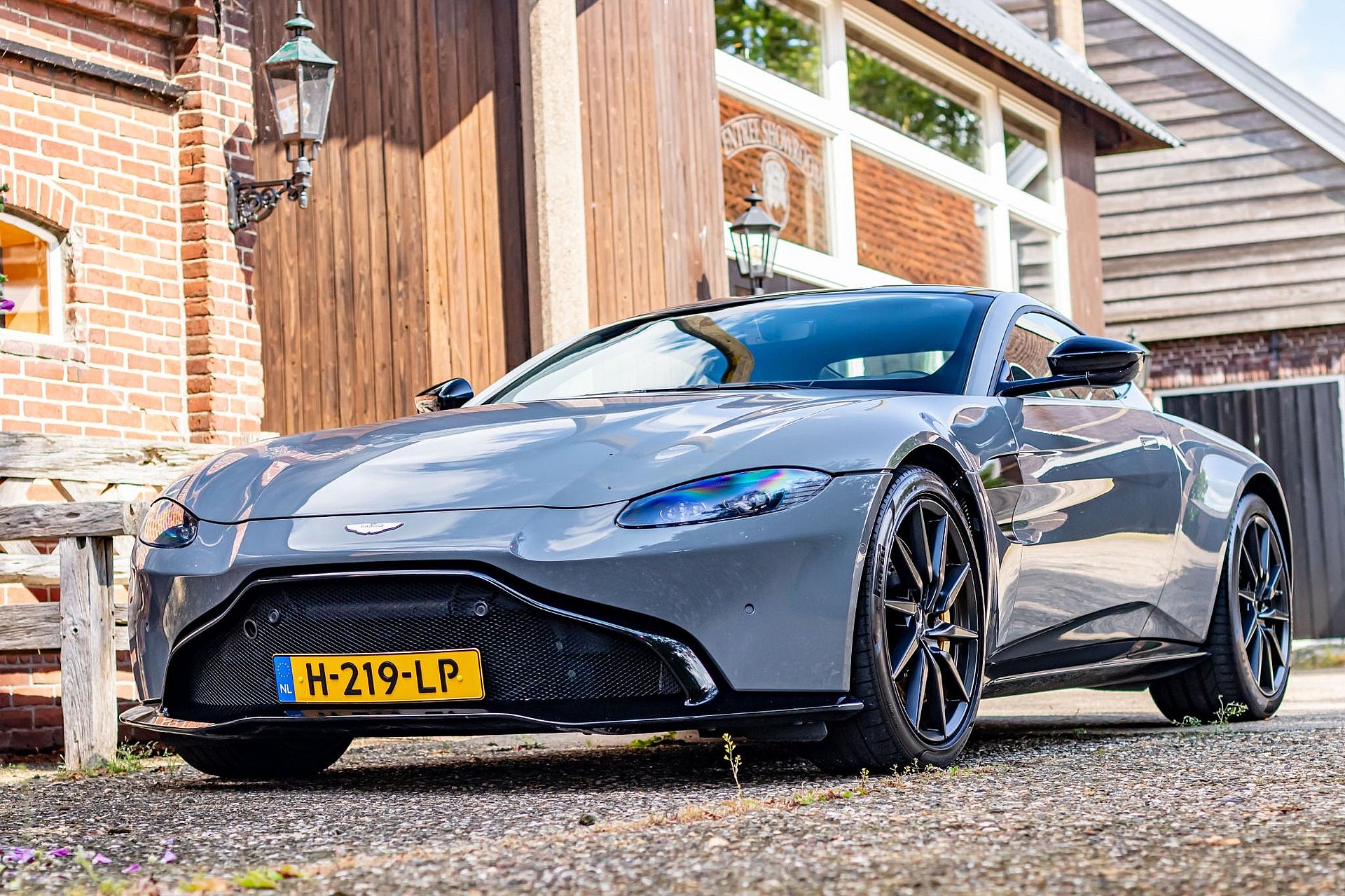 Aston Martin Vantage 