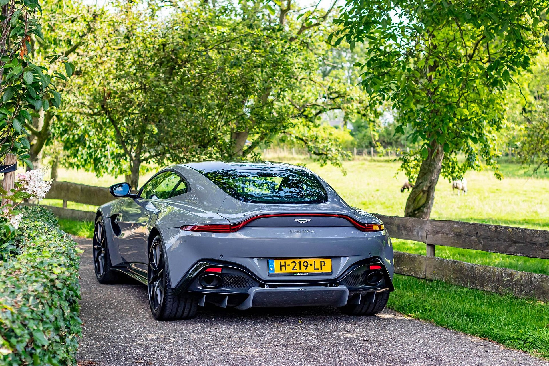Aston Martin Vantage 