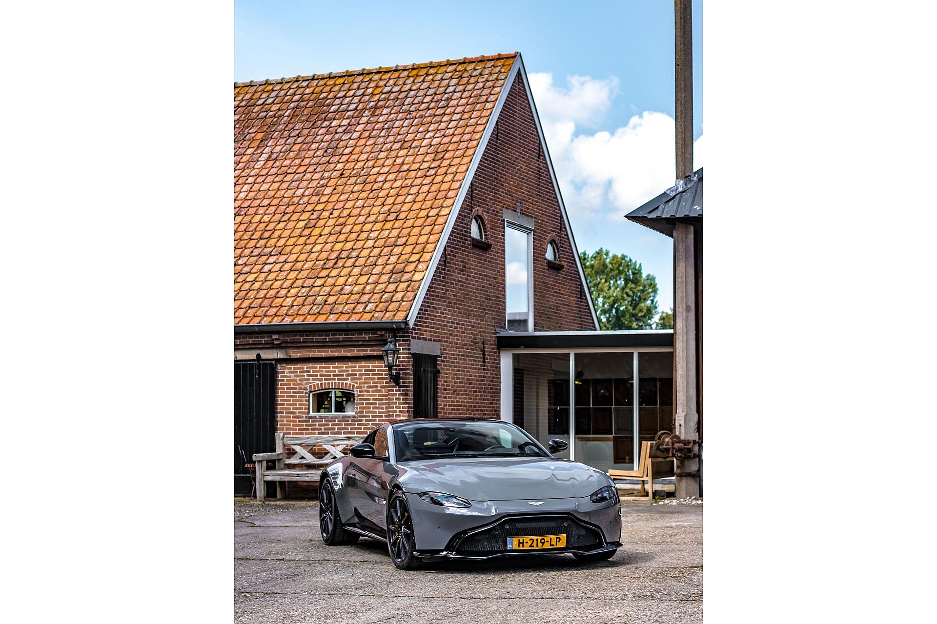 Aston Martin Vantage 