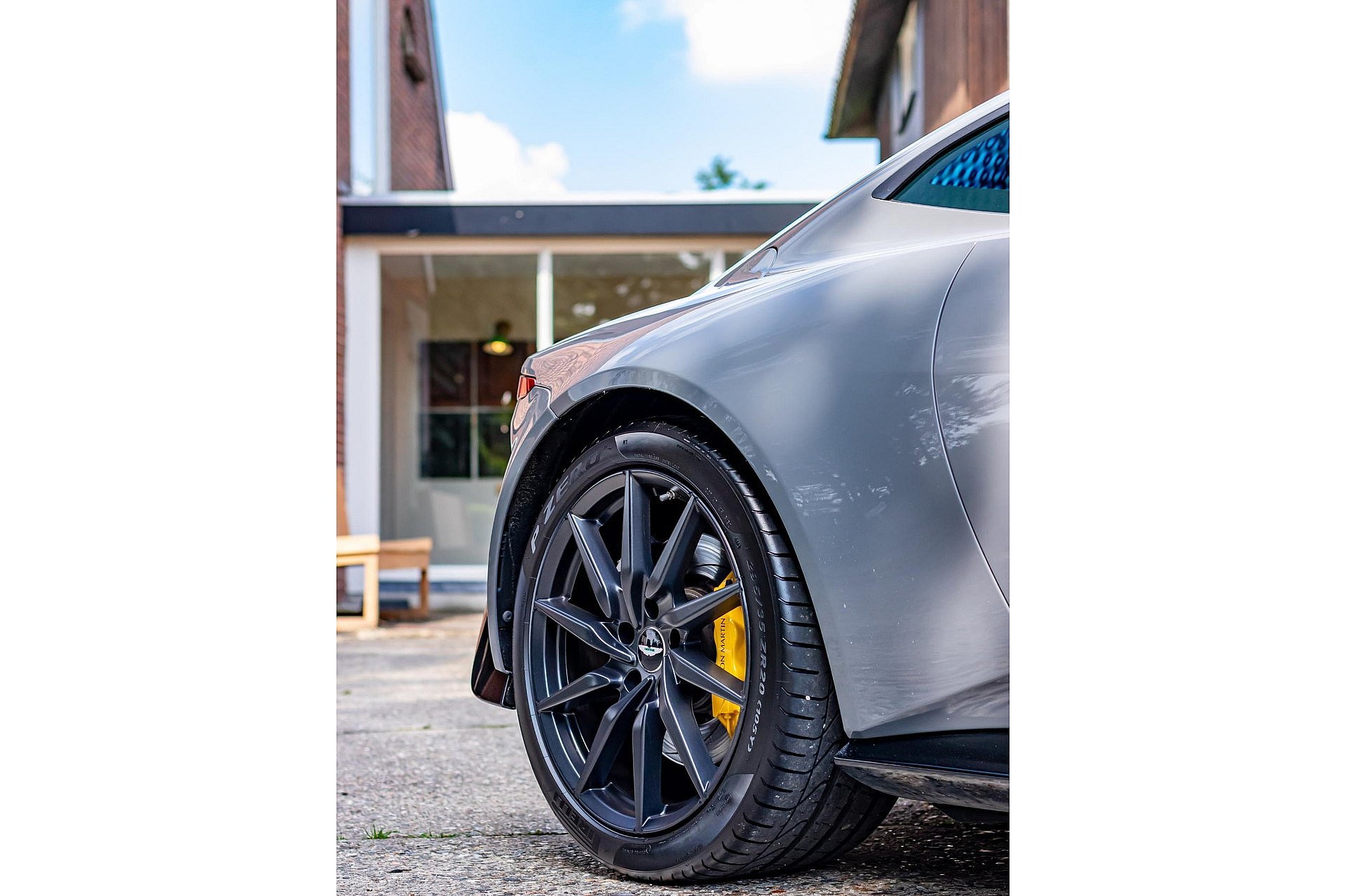 Aston Martin Vantage 